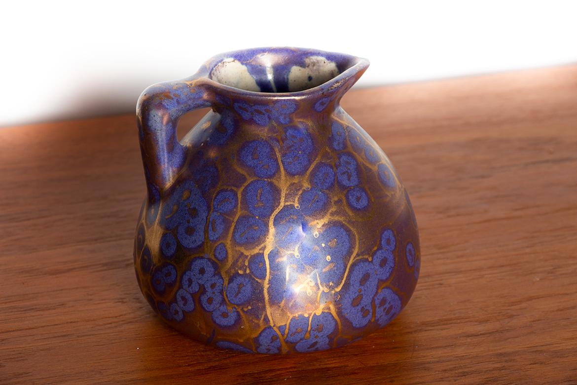 Early 20th Century Art Nouveau vase and jug in iridescent purple glazed ceramic, Léon Pointu 1910. For Sale