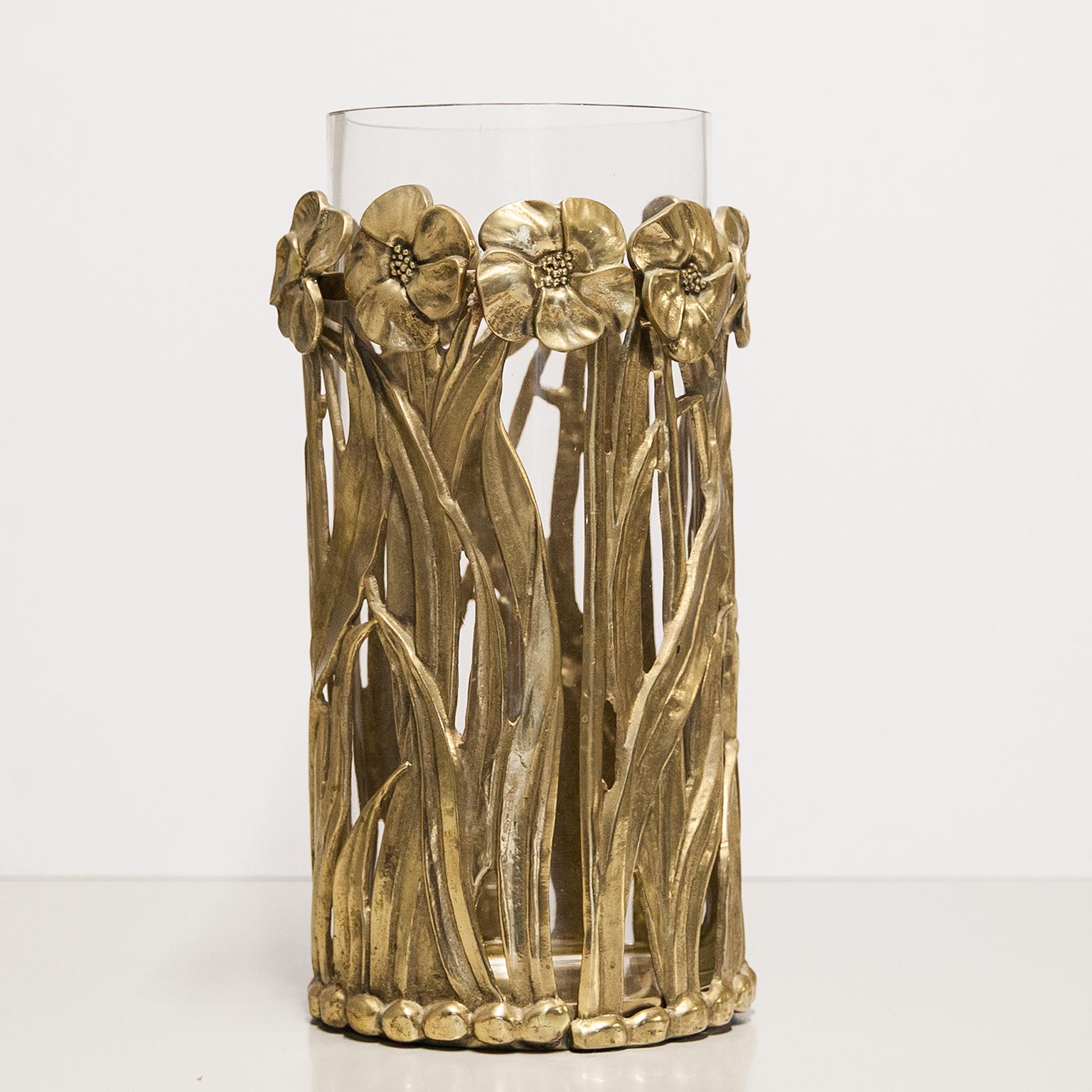 Elegant and high quality made umbrella stand or flower vase made in polished bronze and with a thick glass inlay in the manner of Art Nouveau, made in France in the 1970s.