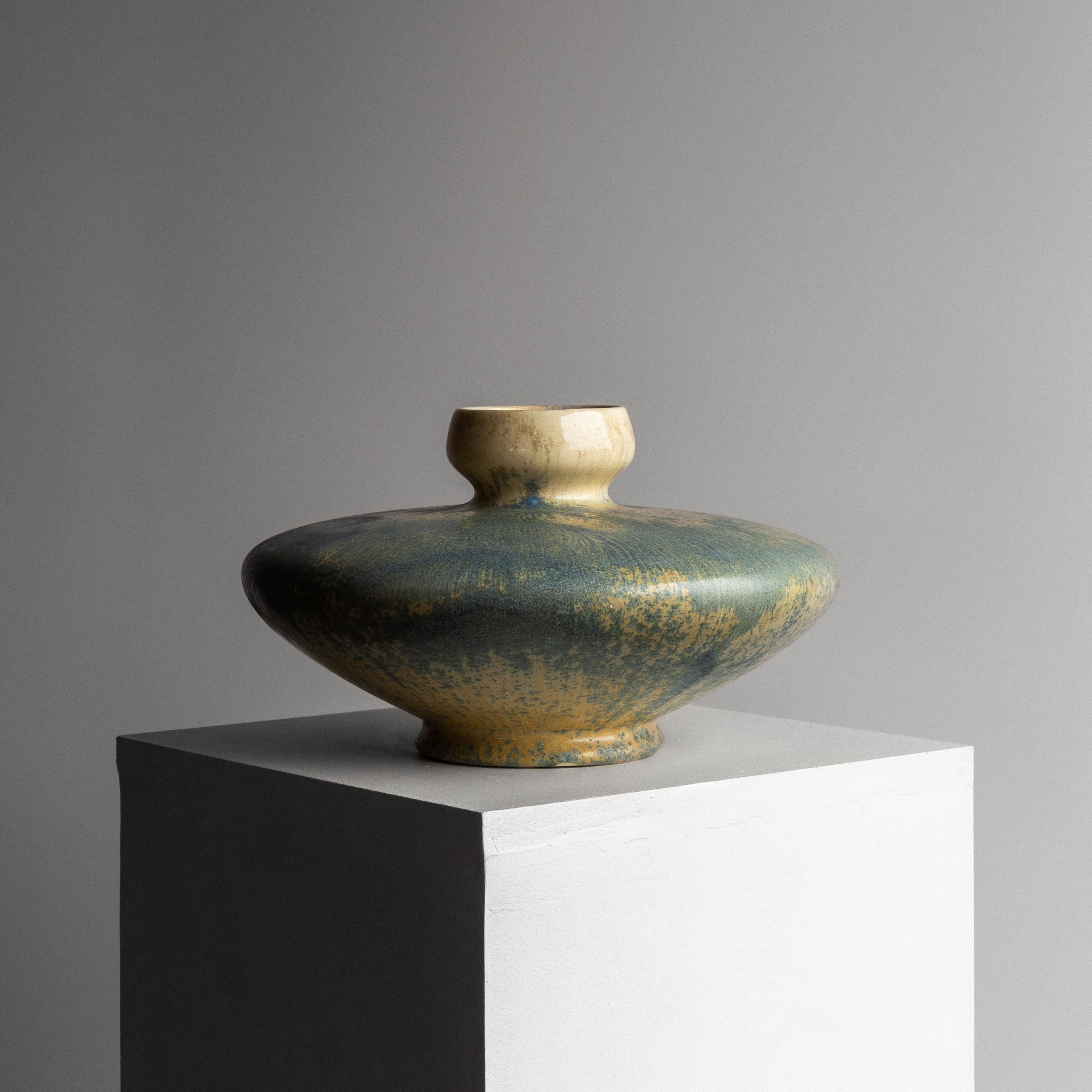 Vaso eccezionalmente raro e splendidamente formato dal famoso Alf Wallander per Rörstrand, Svezia. Realizzato in gres con uno splendido smalto cristallino nei toni dell'azzurro e del beige. Un pezzo da collezione di antica ceramica svedese Art