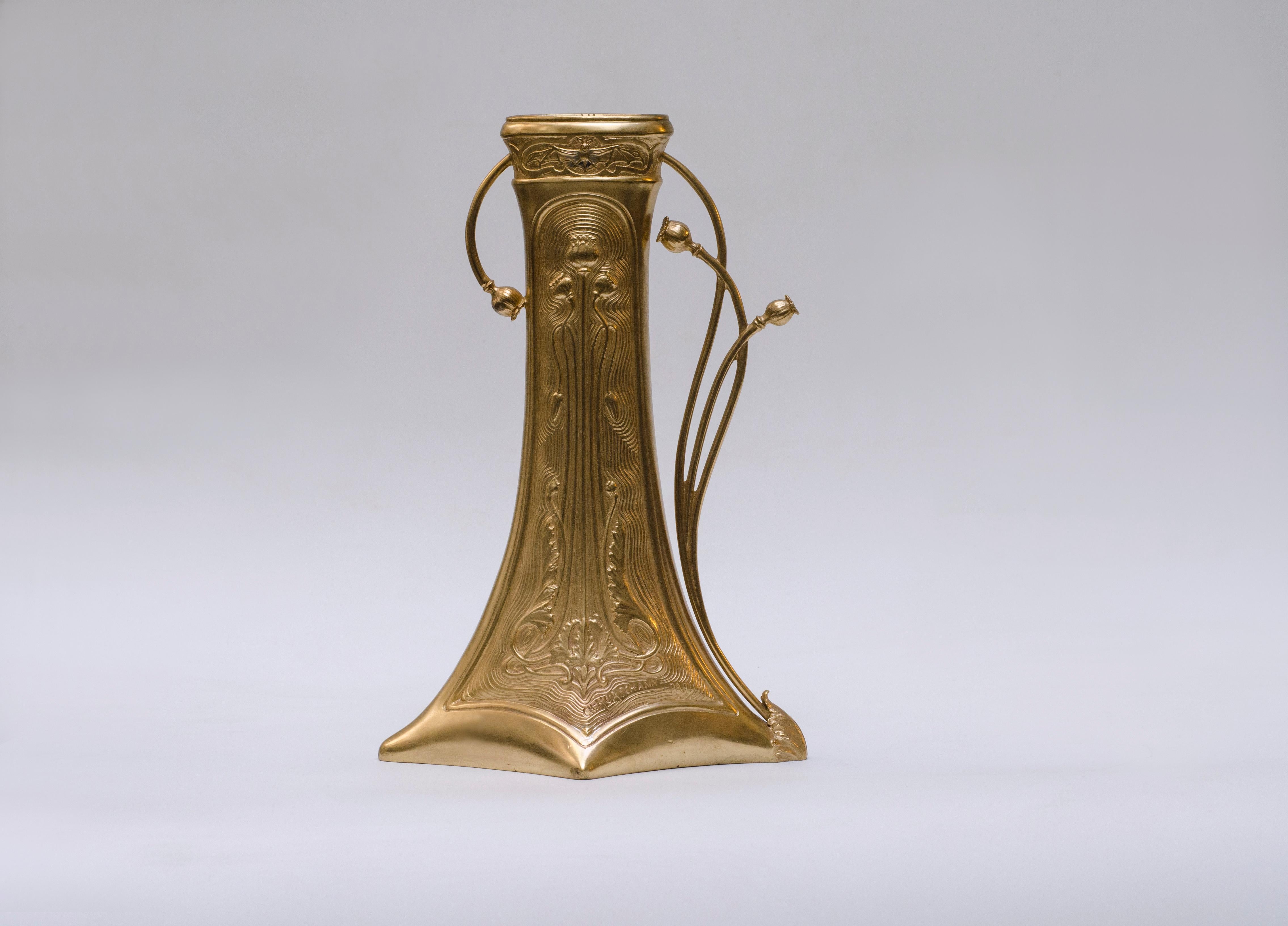 Vase Art nouveau, réalisé par Charles Korschann (1872-1943). Réalisé en bronze avec bain d'or au mercure avec un dessin de la silhouette d'une femme en relief.

Signé CH.- KORSCHANN - Paris-Louchet

France, CIRCA 1900 -1910.