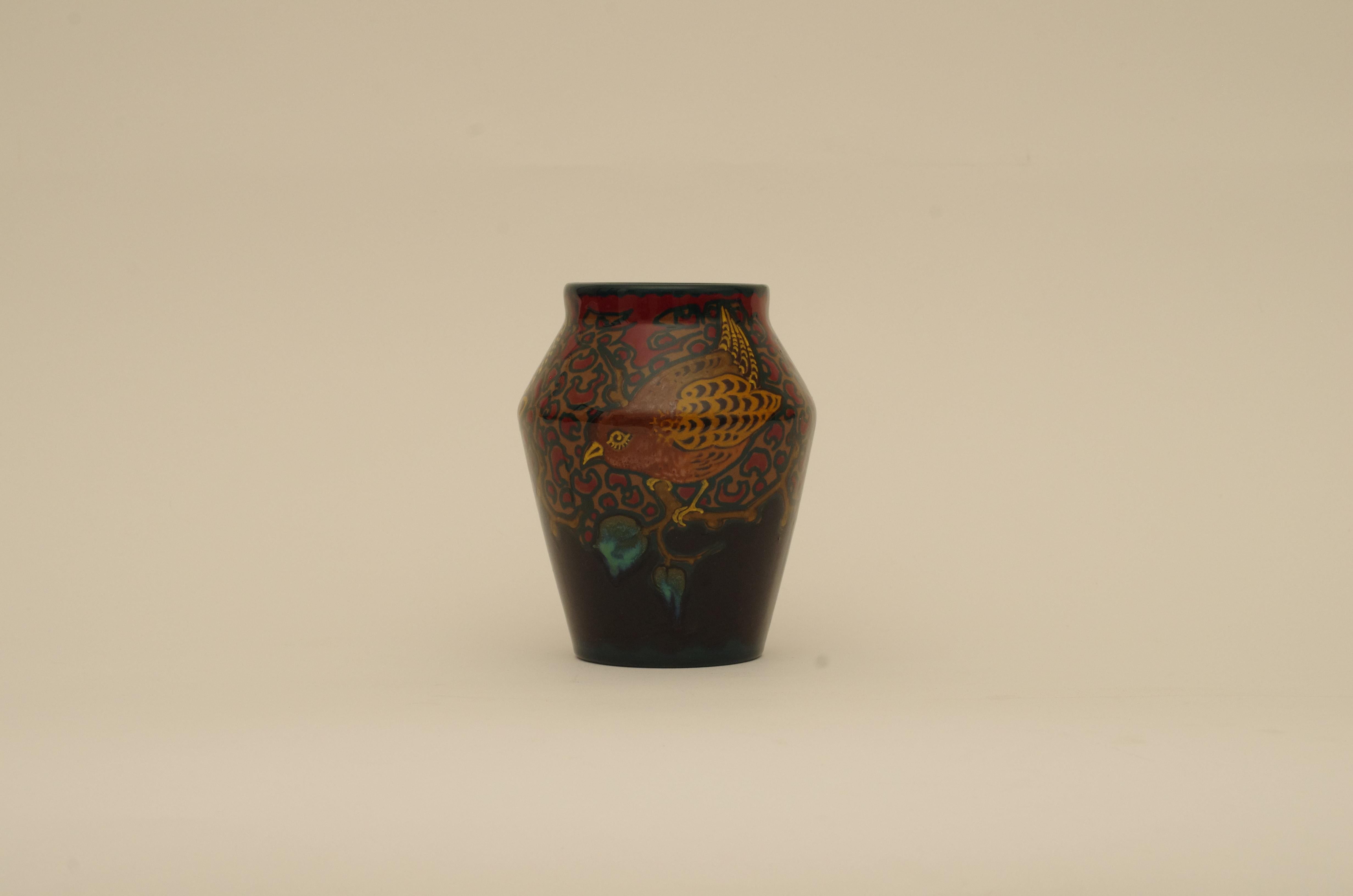 Vaso dipinto a mano prodotto da Koninklijke Plateelbakkerij Zuid-Holland a Gouda, Paesi Bassi, datato 1919. Il lato inferiore riporta il numero del modello 951 e le iniziali del pittore WvM., identificando la decoratrice come Wilhelmina Josina van