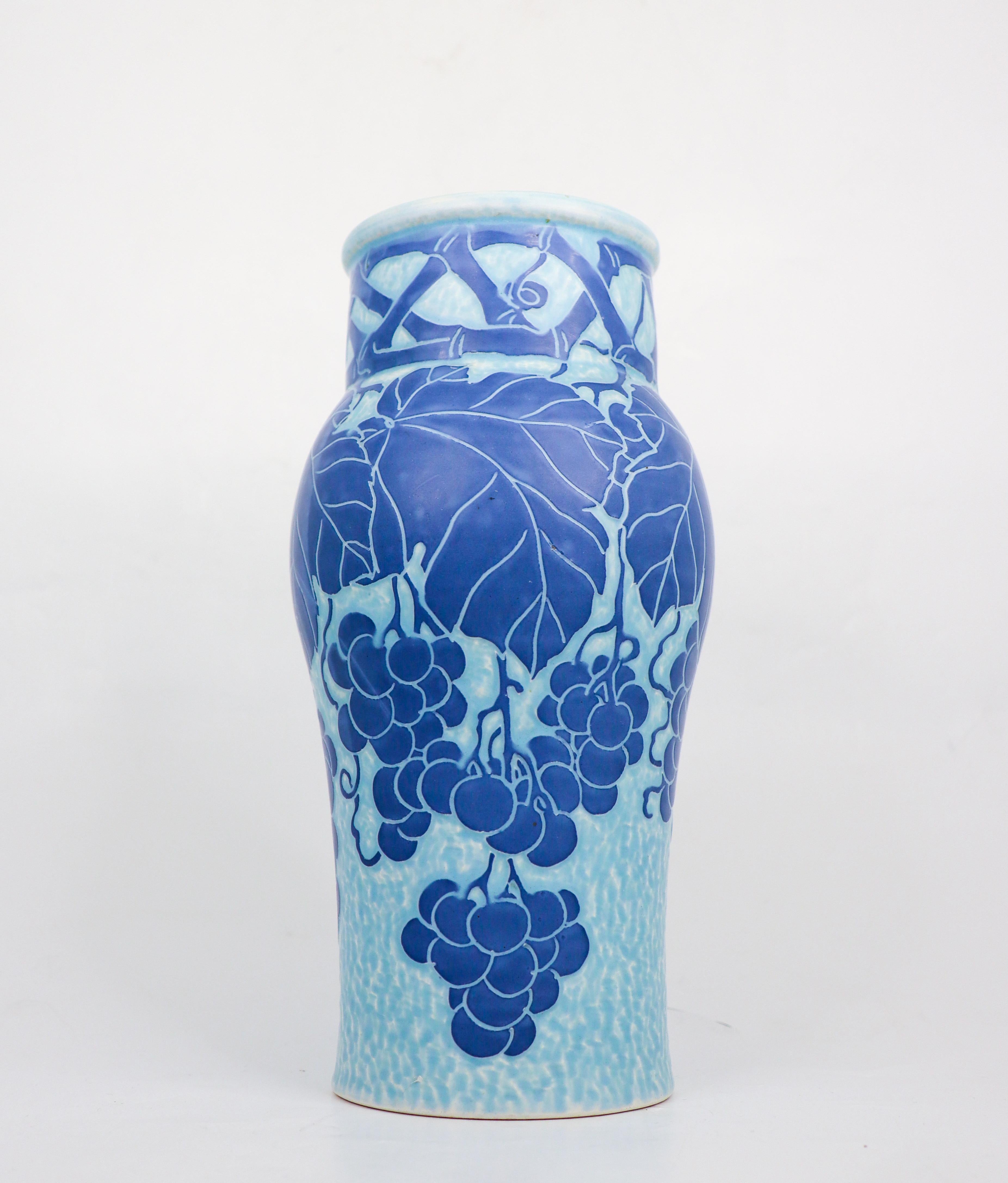 Diese Jugendstilvase aus Keramik wurde 1915 von Josef Ekberg bei Gustavsberg entworfen und stammt aus der klassischen Sgrafitto-Serie. Die Vase ist 28 cm (11,2