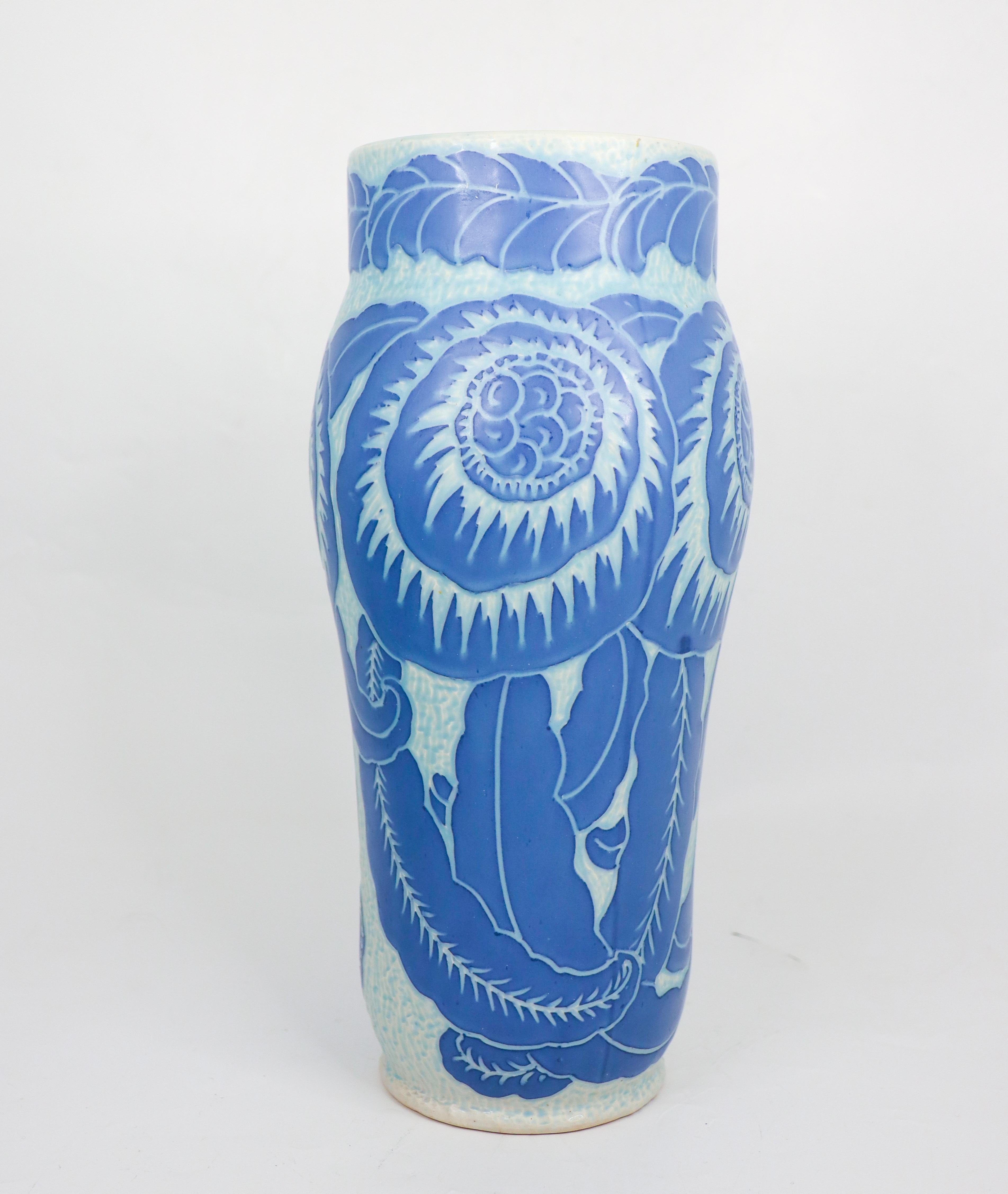Diese Jugendstilvase aus Keramik wurde 1918 von Josef Ekberg bei Gustavsberg entworfen und stammt aus der klassischen Sgrafitto-Serie. Die Vase ist 30,5 cm (12,2