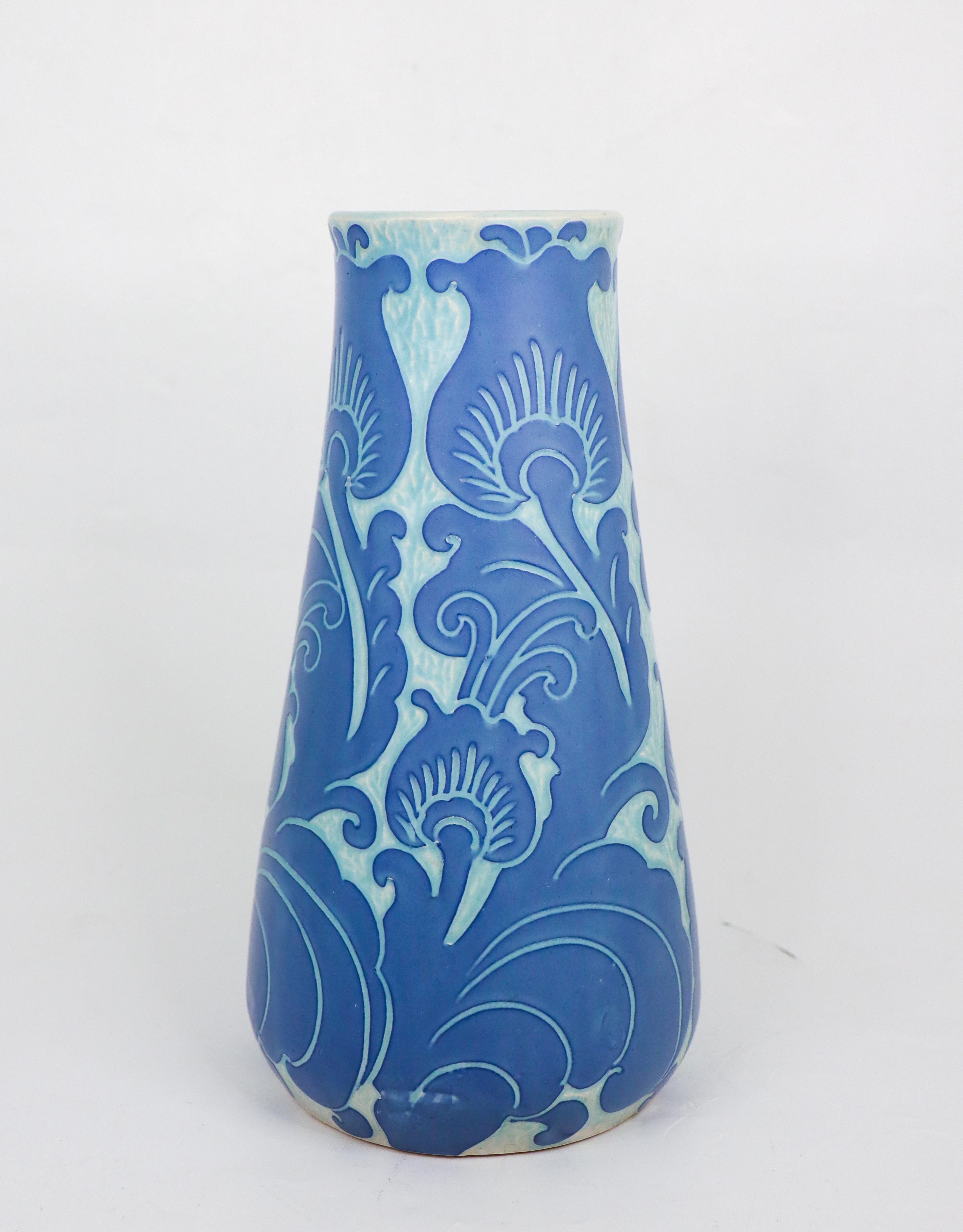 Diese Jugendstilvase aus Keramik wurde 1919 von Josef Ekberg bei Gustavsberg entworfen und stammt aus der klassischen Sgrafitto-Reihe. Die Vase ist 27,5 cm (11