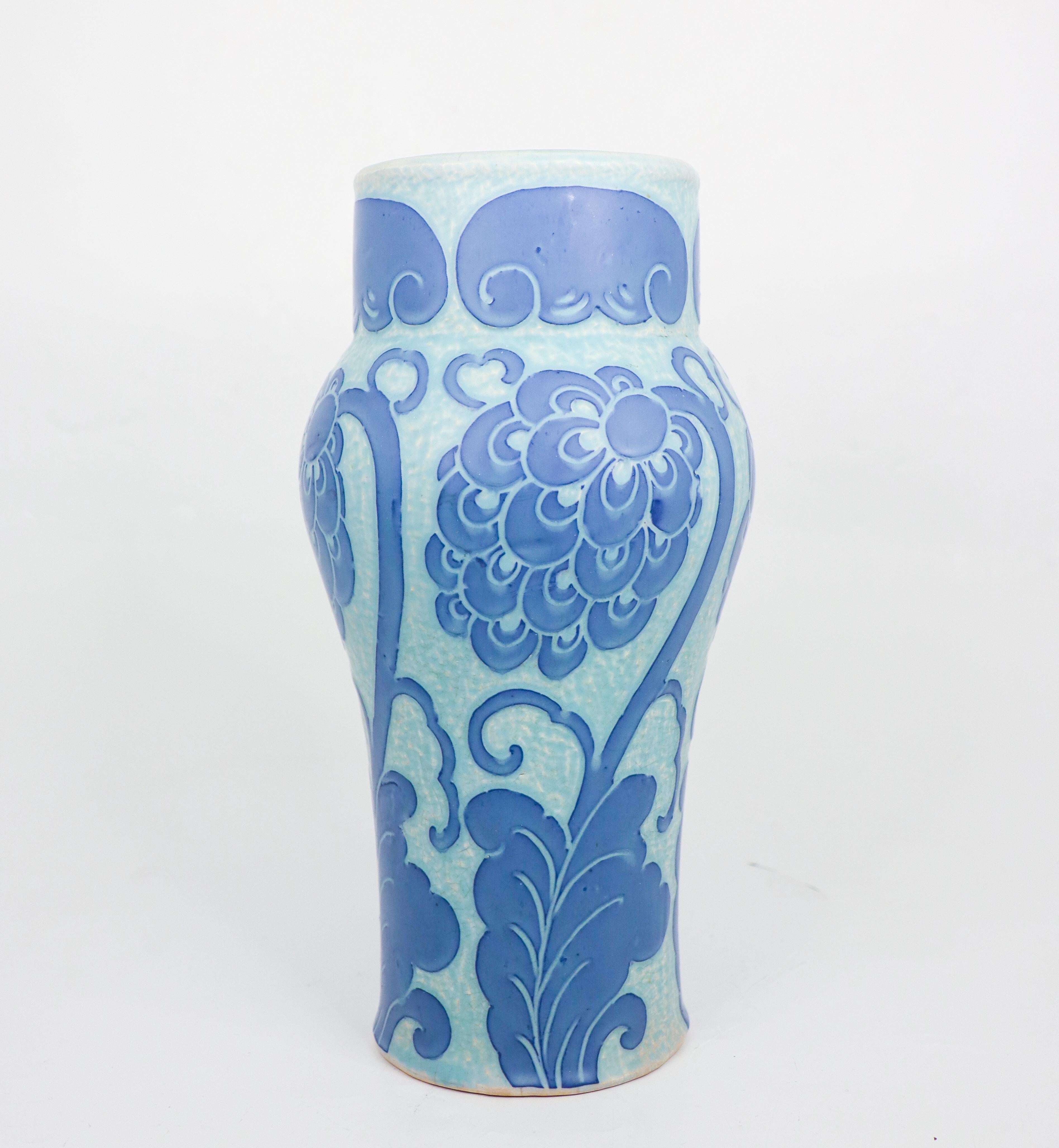 Vase art nouveau en céramique conçu par Josef Ekberg à Gustavsberg en 1920, ce vase appartient à la série classique Sgrafitto. Le vase mesure 28 cm de haut et est en excellent état, à l'exception de quelques marques mineures dans la glaçure. 