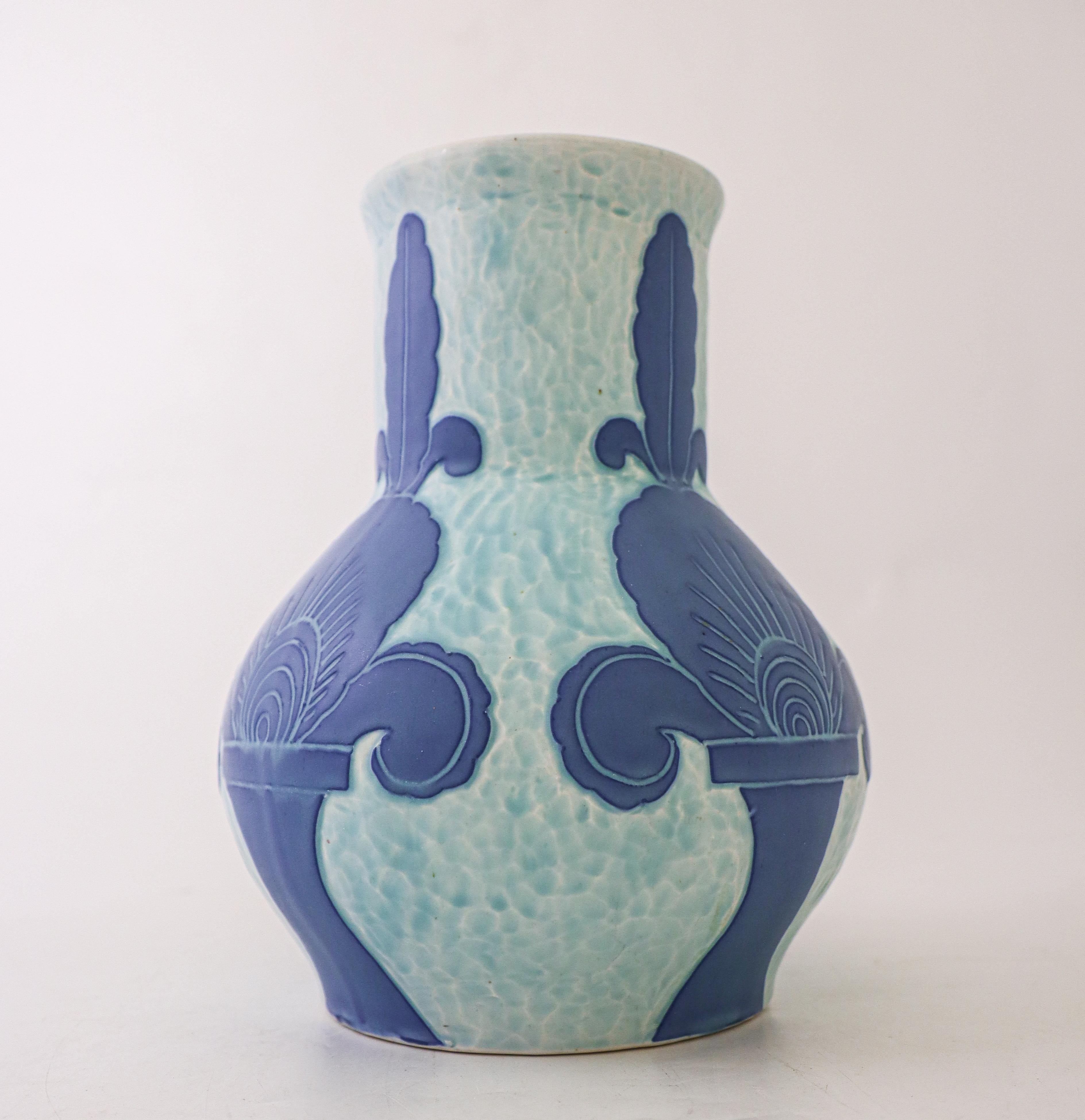 Un vase en céramique d'un bel art nouveau par Josef Ekberg à Gustavsberg en 1924. Le vase mesure 21,5 cm de haut et est en excellent état. 
