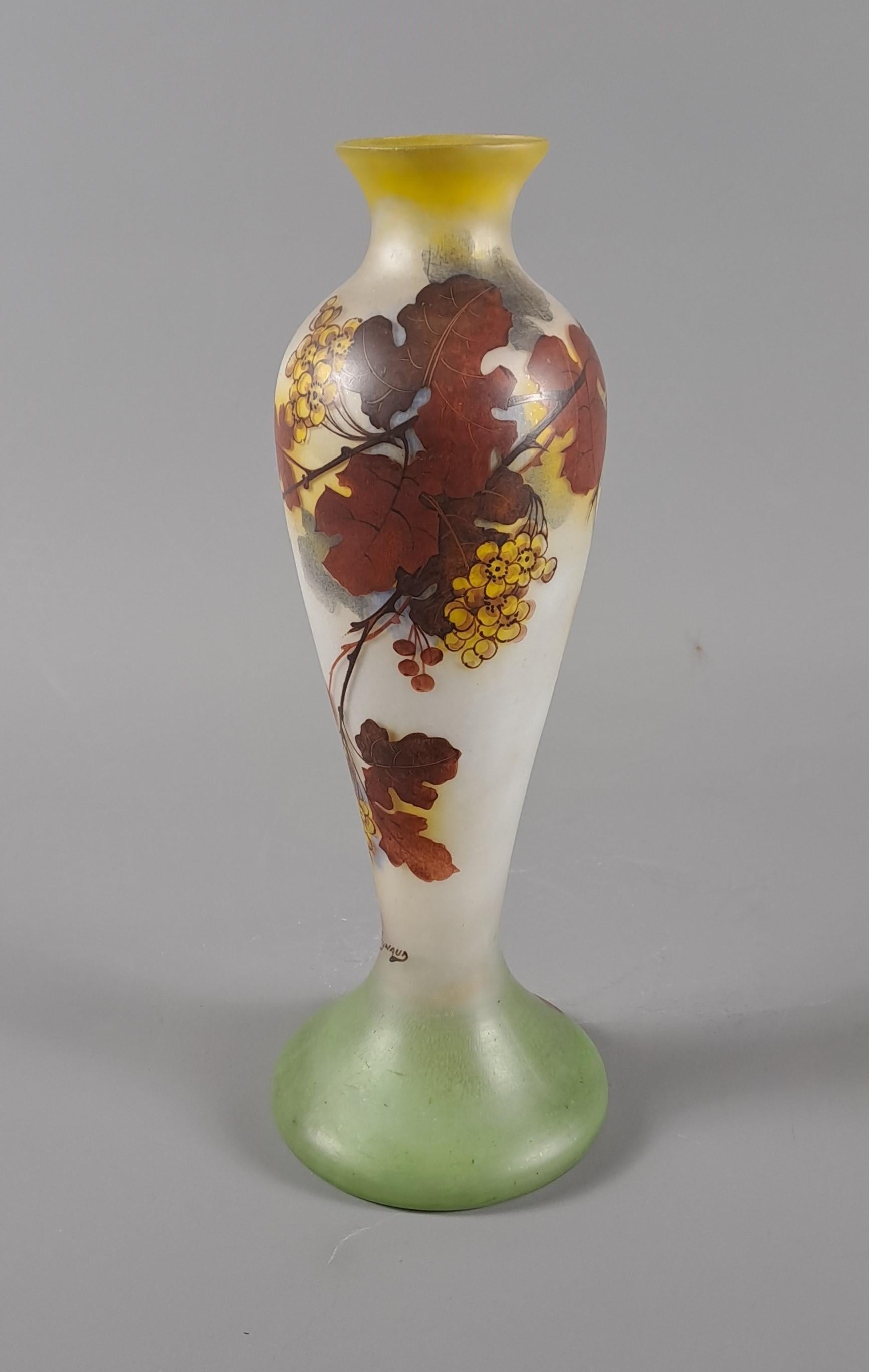 Jean Simon Peynaud (1869-1952)

Bellissimo vaso Art Decor nello stile della scuola di Nancy, decorato con tralci di vite nei toni dell'ocra e del viola che ricordano le viti del Sauternes prima della vendemmia.

Vetro multistrato verniciato.

Ottime