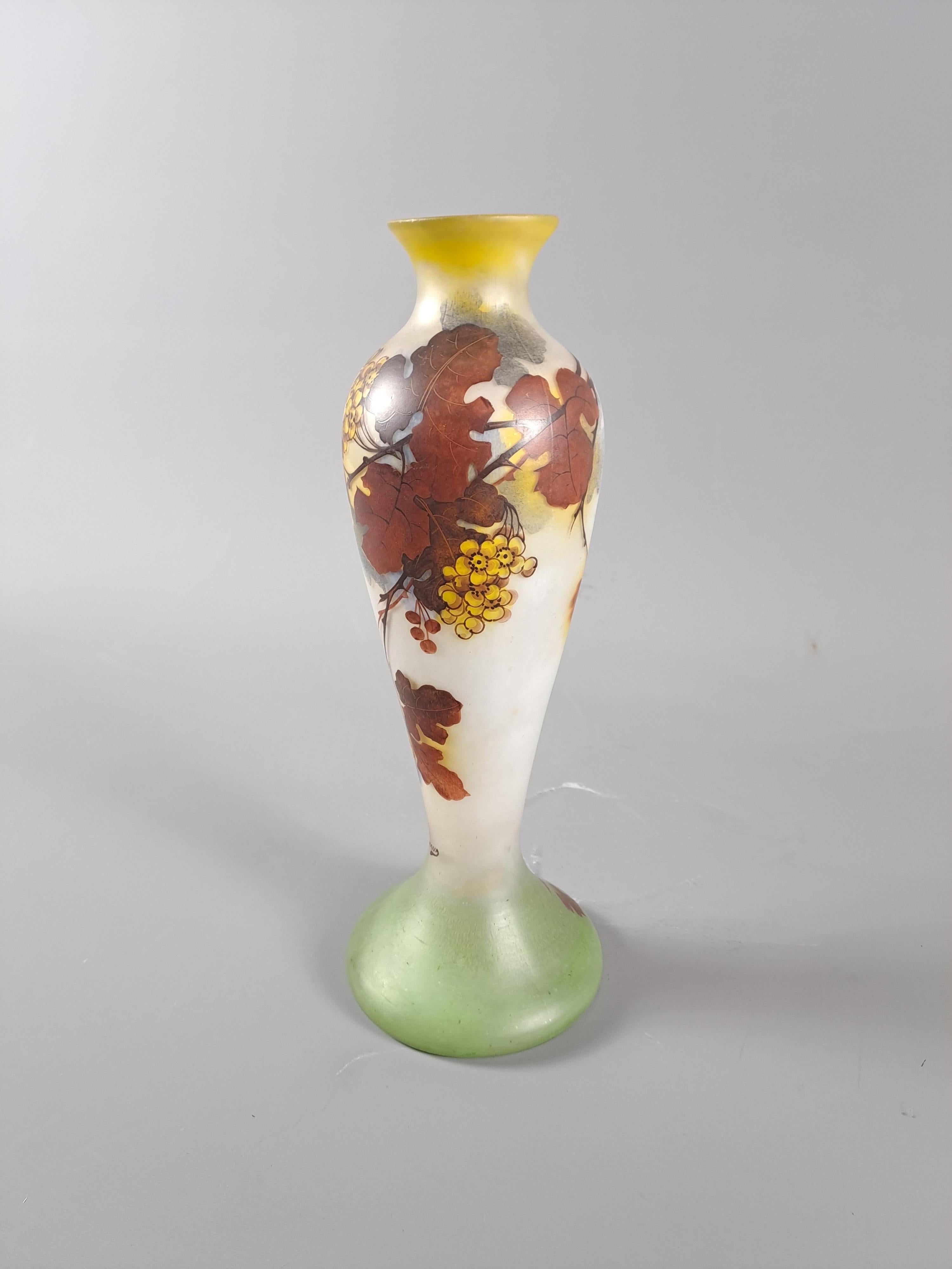 Art Nouveau Vaso Art Decor con rami di vite di Sauternes firmato Jean Simon Peynau in vendita