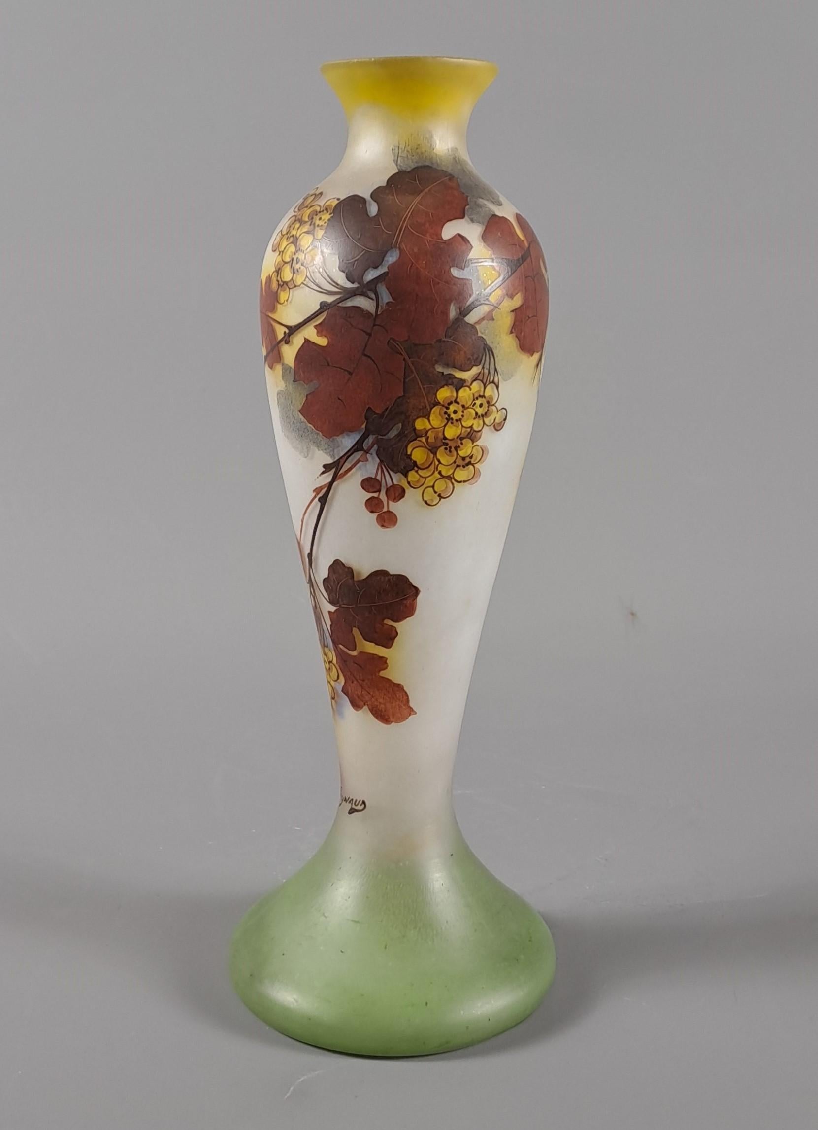Francese Vaso Art Decor con rami di vite di Sauternes firmato Jean Simon Peynau in vendita