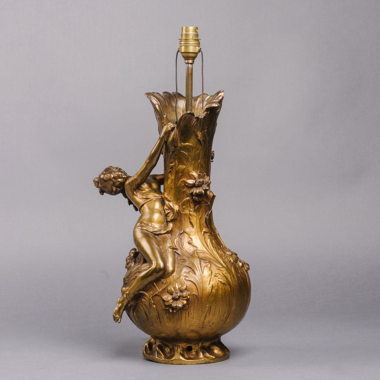 Vase Art Nouveau en bronze doré représentant une naïade, d'après Auguste Moreau, aujourd'hui monté en lampe.

Signé sur le corps 
