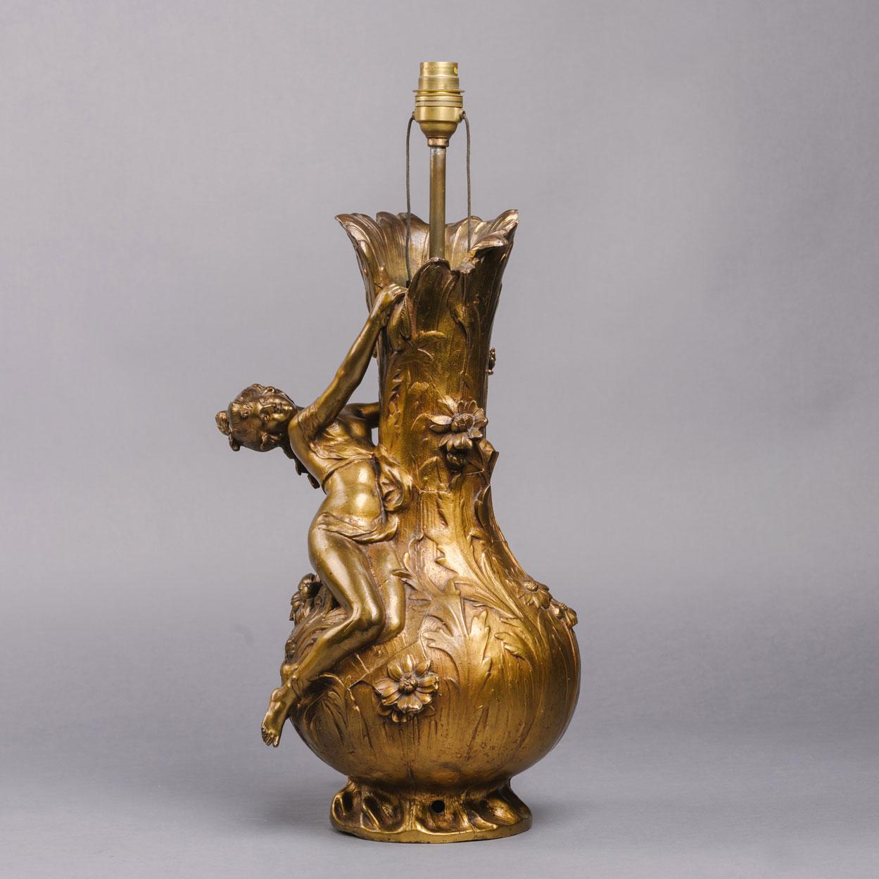 Vaso in bronzo dorato Art Nouveau raffigurante una naiade, secondo August Moreau, ora montato come lampada.

Firmato sul corpo 'Aug Moreau'. 

Francese, circa 1900. 

Louis Auguste Moreau (1855-1919) nacque a Parigi il 23 aprile 1855.  Era figlio di
