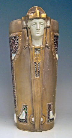 Vaso Art Nouveau Ernst Wahliss Firmato Vienna Teste Femminili Terracotta circa 1910