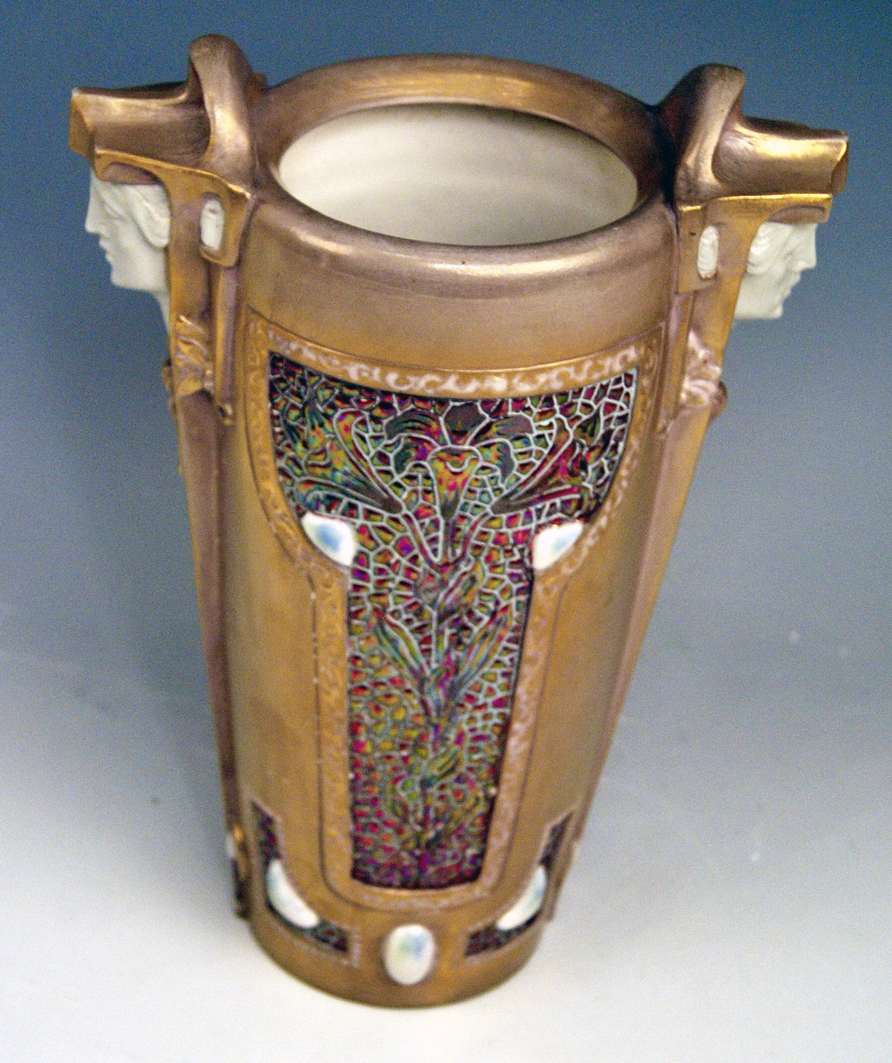 Autrichien Vase Art Nouveau Ernst Wahliss Signé Vienne Têtes de Femmes Faïence circa 1910