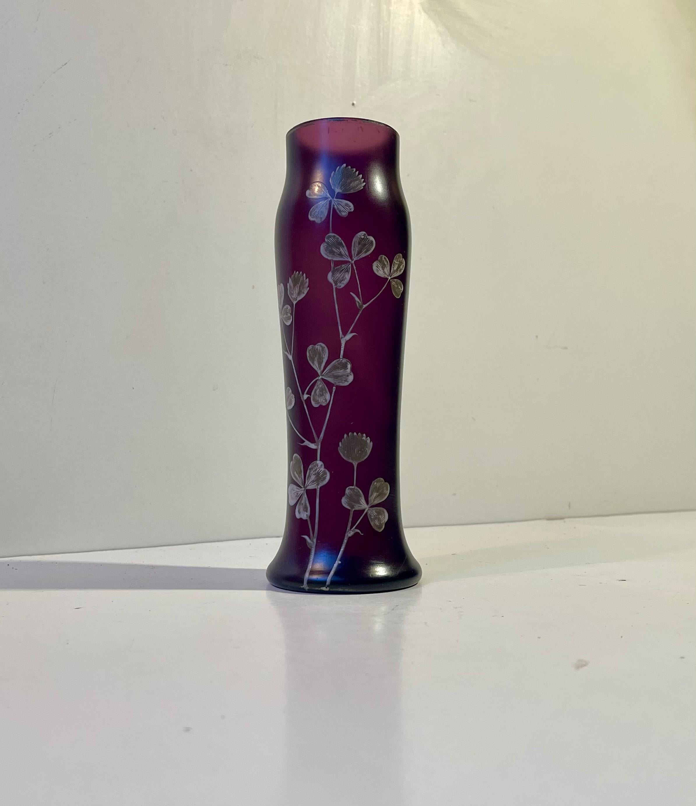 Vase ancien en verre violet profond mat. Décorée à la main avec des fleurs. Très similaire aux premières pièces de jugend de Ferdinand Von Poschinger ou Wilhelm Kralik. Cette pièce a été fabriquée en Allemagne ou en Bohemia (République