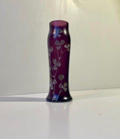 Jugendstilvase aus handbemaltem Glas in tiefem Lila, Kralik Poschinger inStyle
