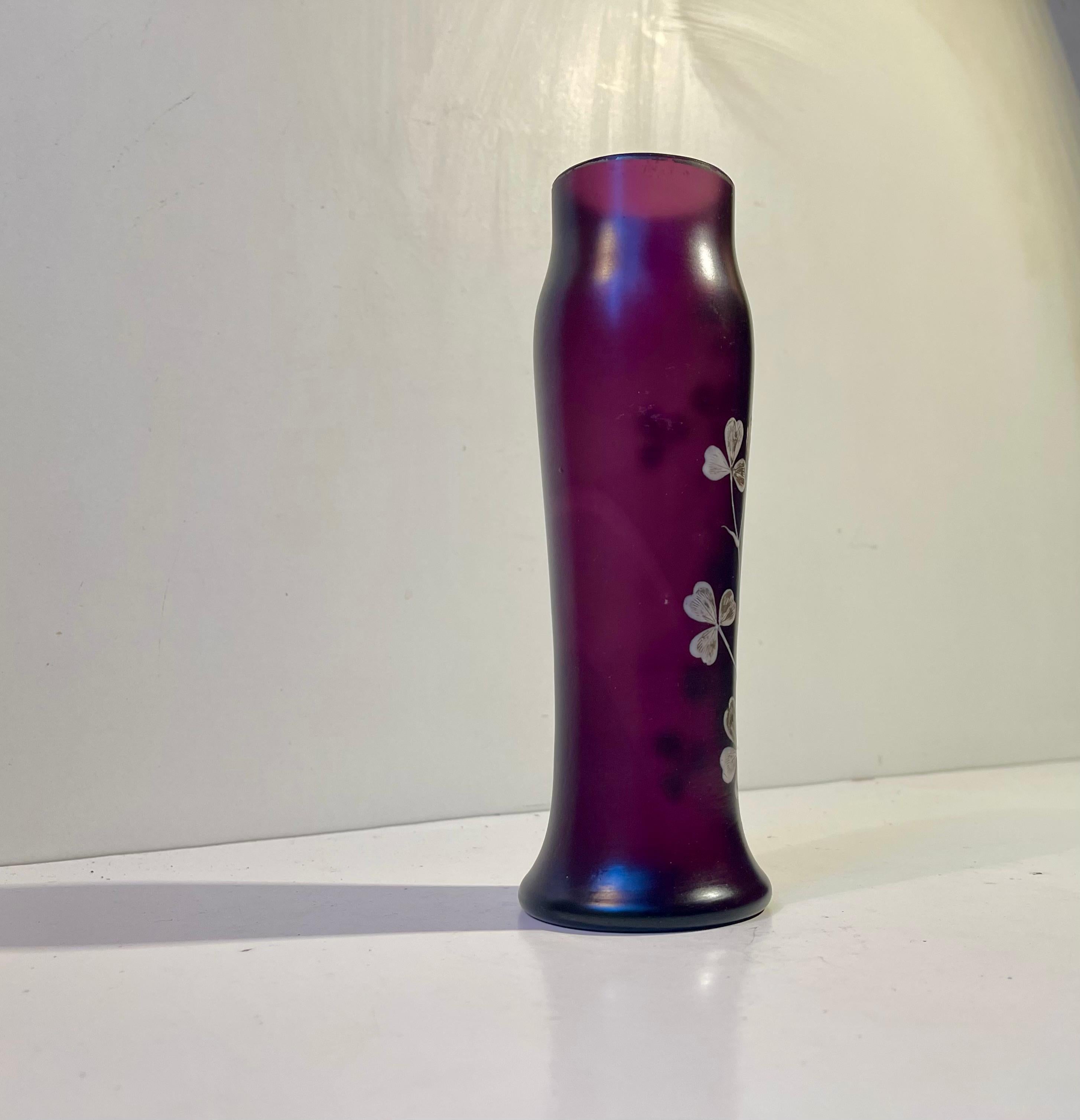 Européen Vase Art Nouveau en verre peint à la main, Kralik Poschinger inStyle en vente