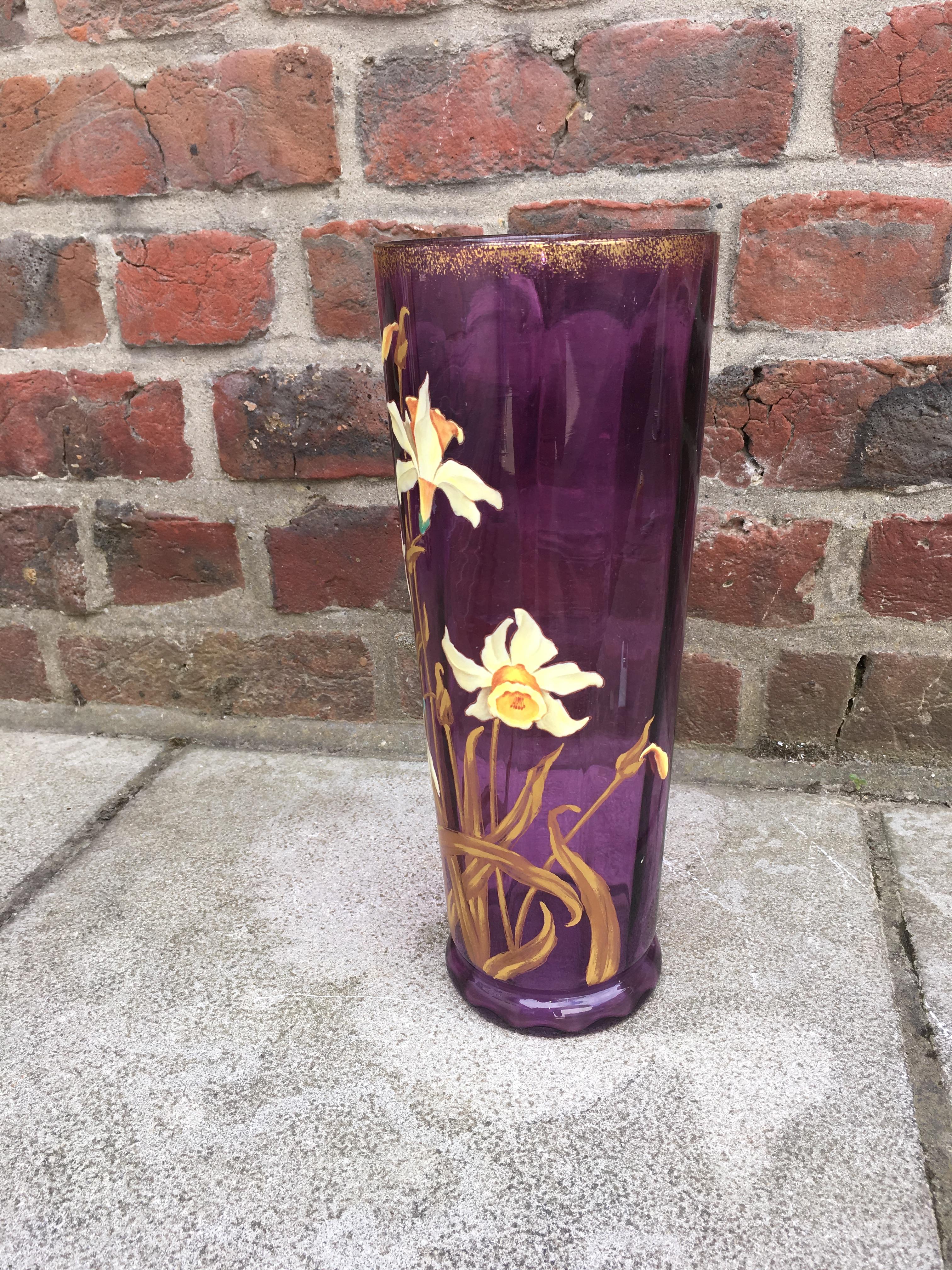 Début du 20ème siècle Vase Art nouveau en verre émaillé avec décoration florale, vers 1900 en vente