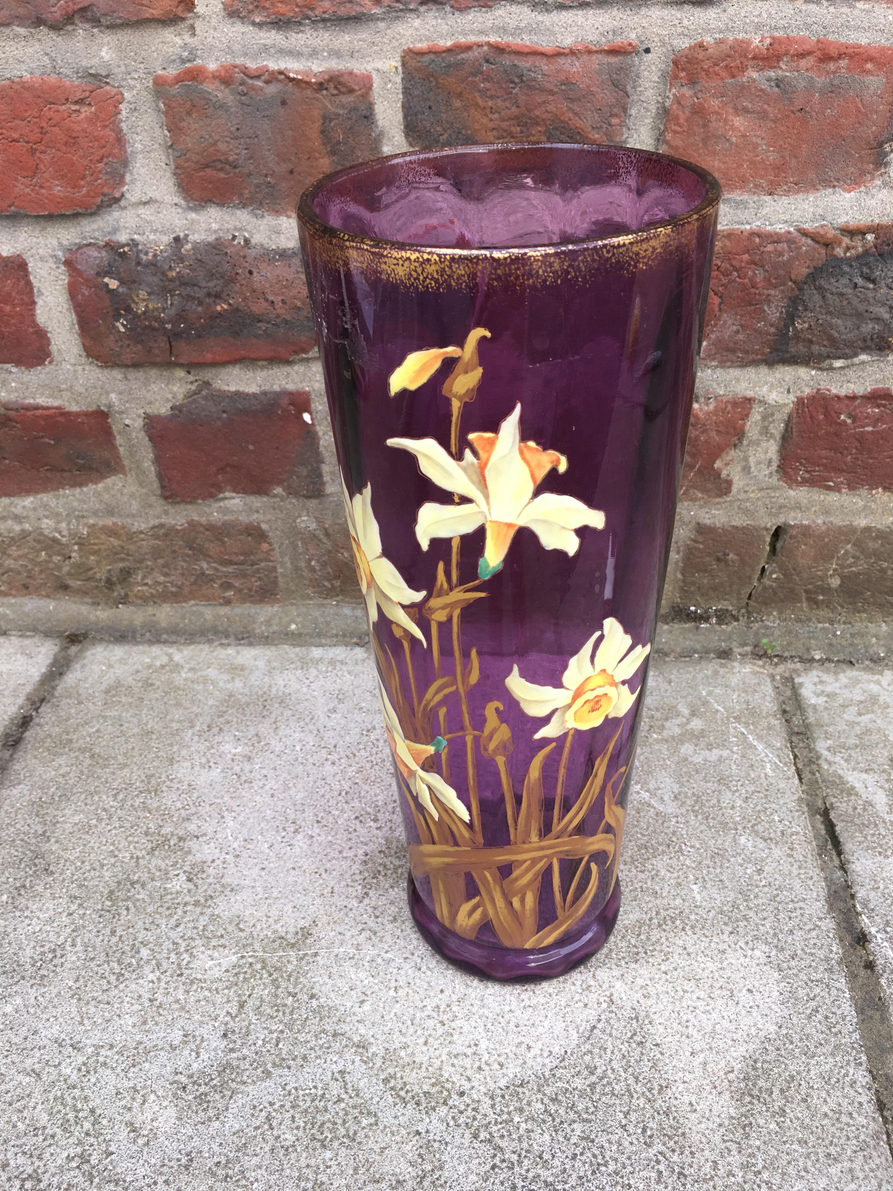 Verre Vase Art nouveau en verre émaillé avec décoration florale, vers 1900 en vente