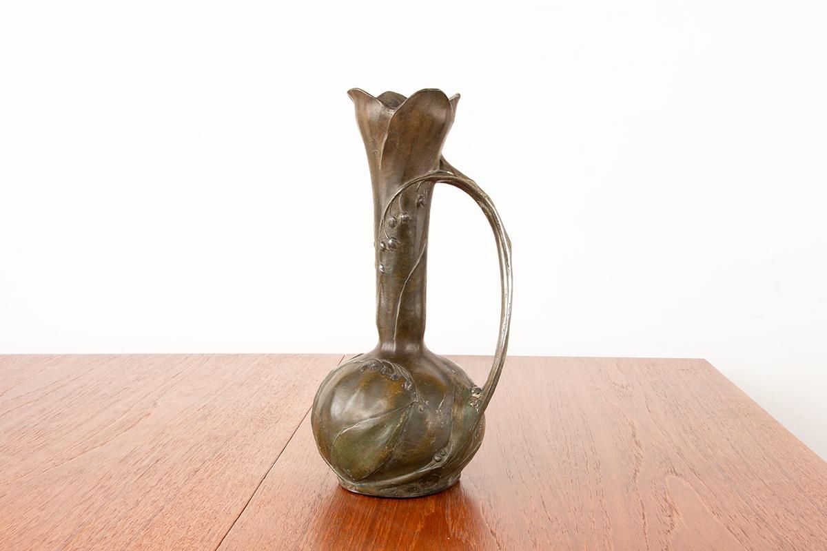 Superb large Art Nouveau vase with plant motifs.
Louis Chalon (1866-1940) was a French sculptor and illustrator, active in the late 19th and early 20th centuries.
He distinguished himself in the Art Nouveau style, creating bronzes, pewter, and