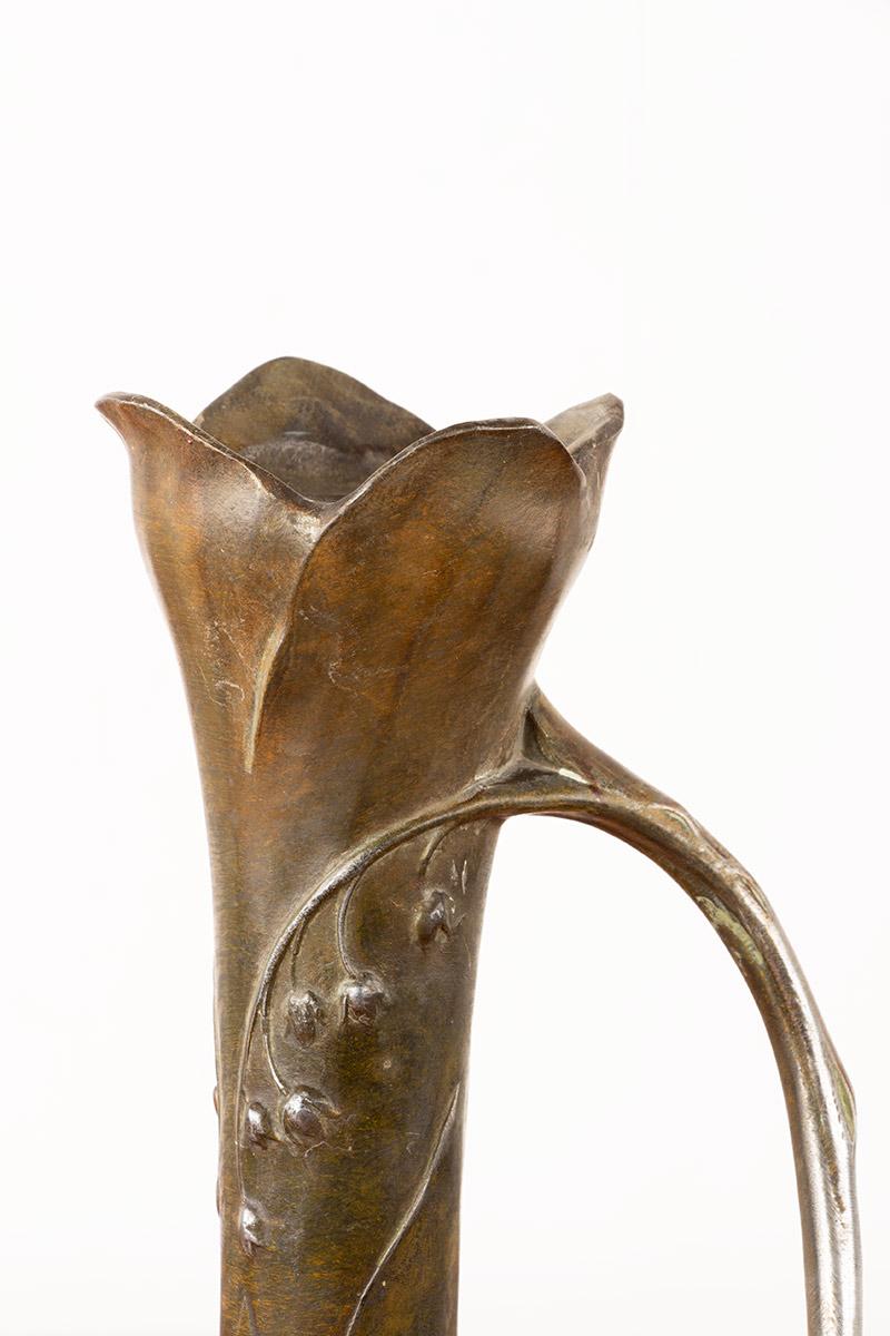 Art Nouveau vase in solid pewter with bronze patina by Louis Chalon 1910. In Good Condition For Sale In JOINVILLE-LE-PONT, FR