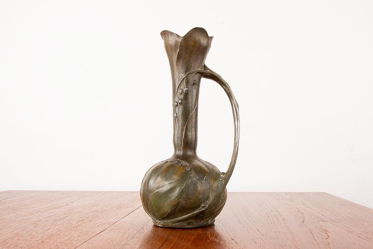 Art Nouveau vase in solid pewter with bronze patina by Louis Chalon 1910. For Sale 2