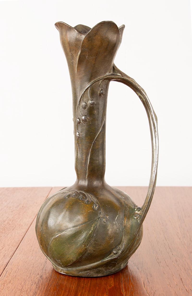Art Nouveau vase in solid pewter with bronze patina by Louis Chalon 1910. For Sale 3