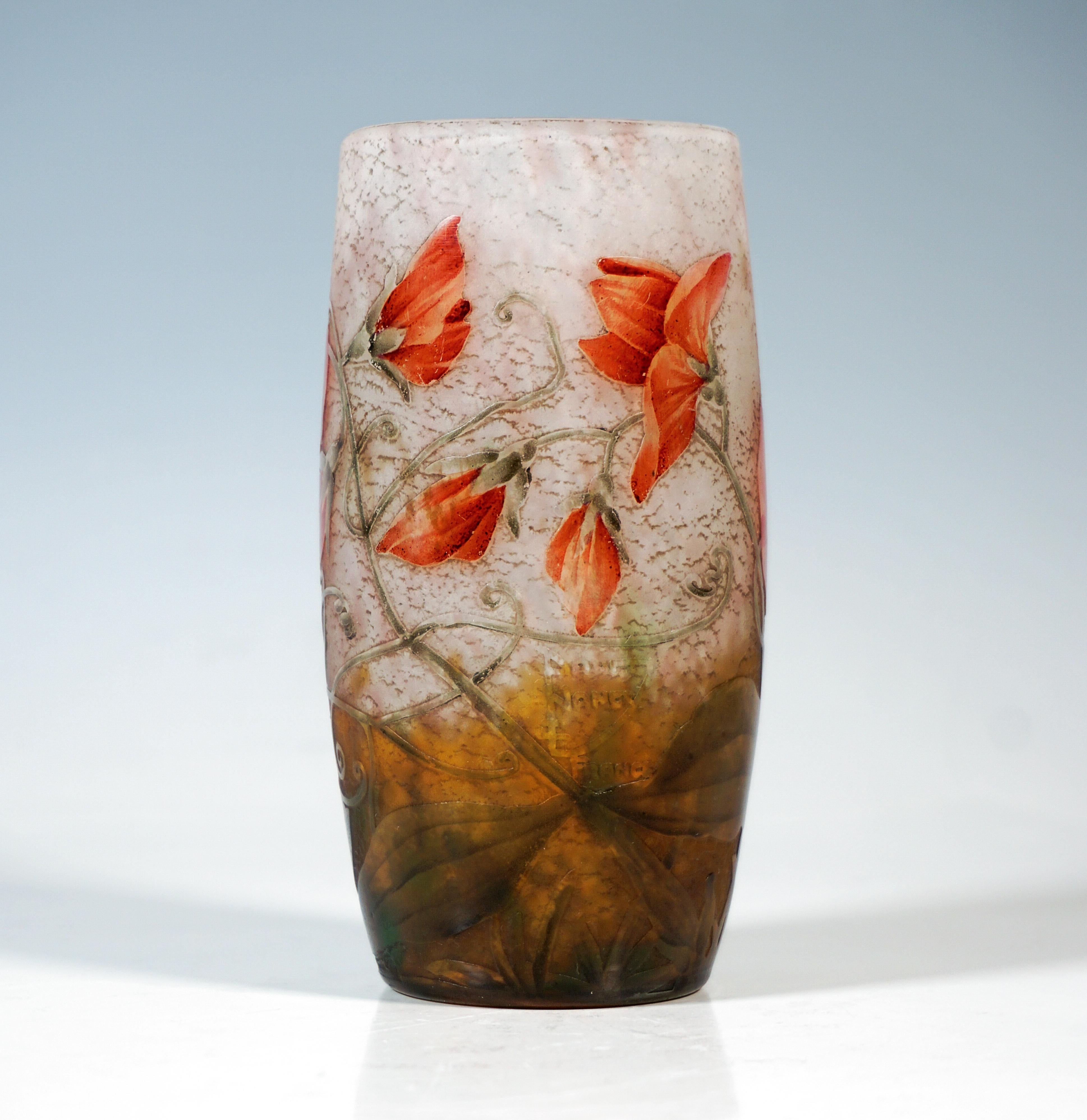 Jarrón cilíndrico, vidrio incoloro con inclusiones blancas escamosas y delicadas inclusiones rojas, inclusiones de polvo amarillento y verde en la parte inferior, exterior muy grabado y delicadamente pintado con decoración de guisantes de olor rojos