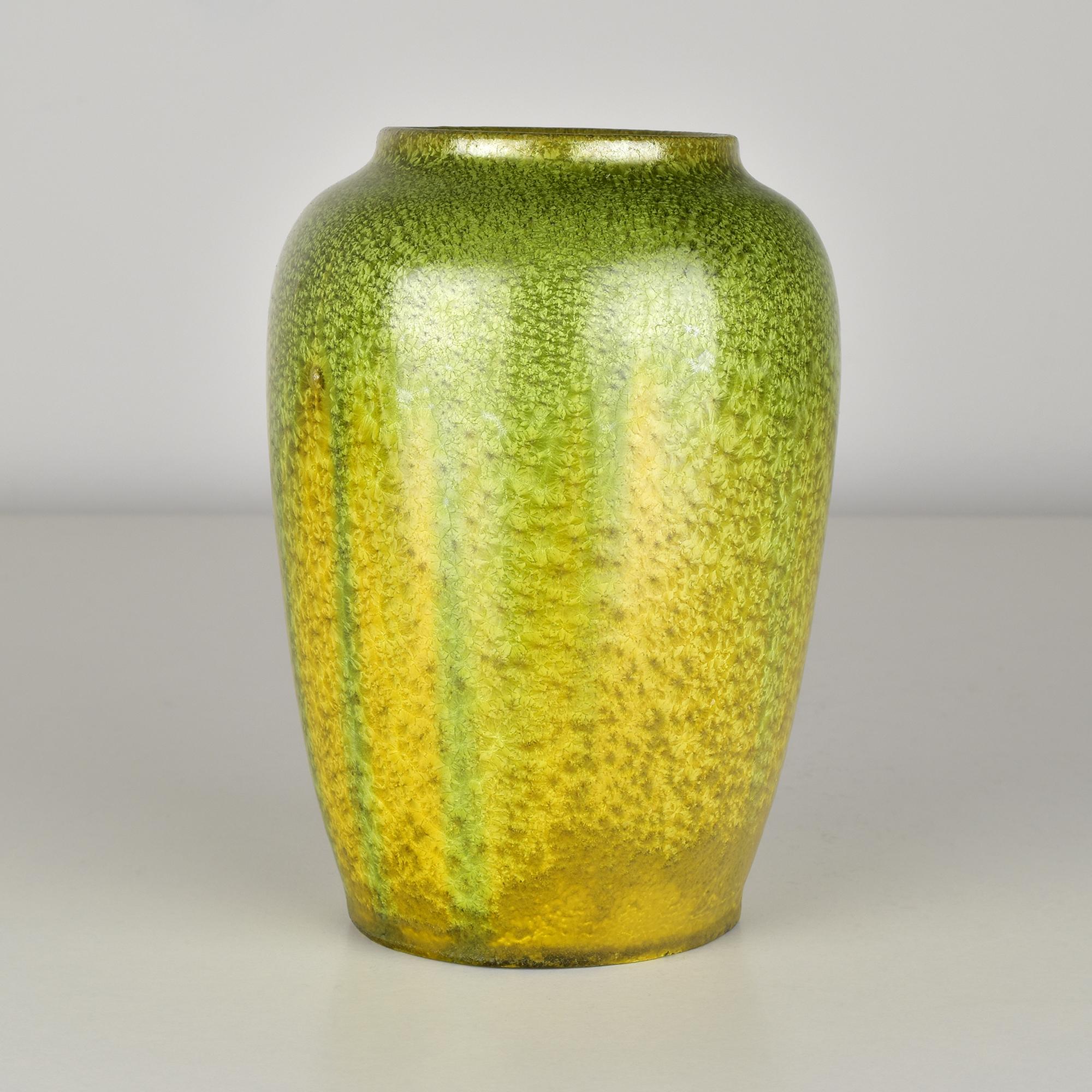 Questo vaso in stile Art Nouveau presenta uno straordinario smalto cristallino che ne esalta la forma elegante e fluida. La superficie del vaso è ornata da disegni unici e intricati creati dal processo di cristallizzazione, che gli conferiscono un