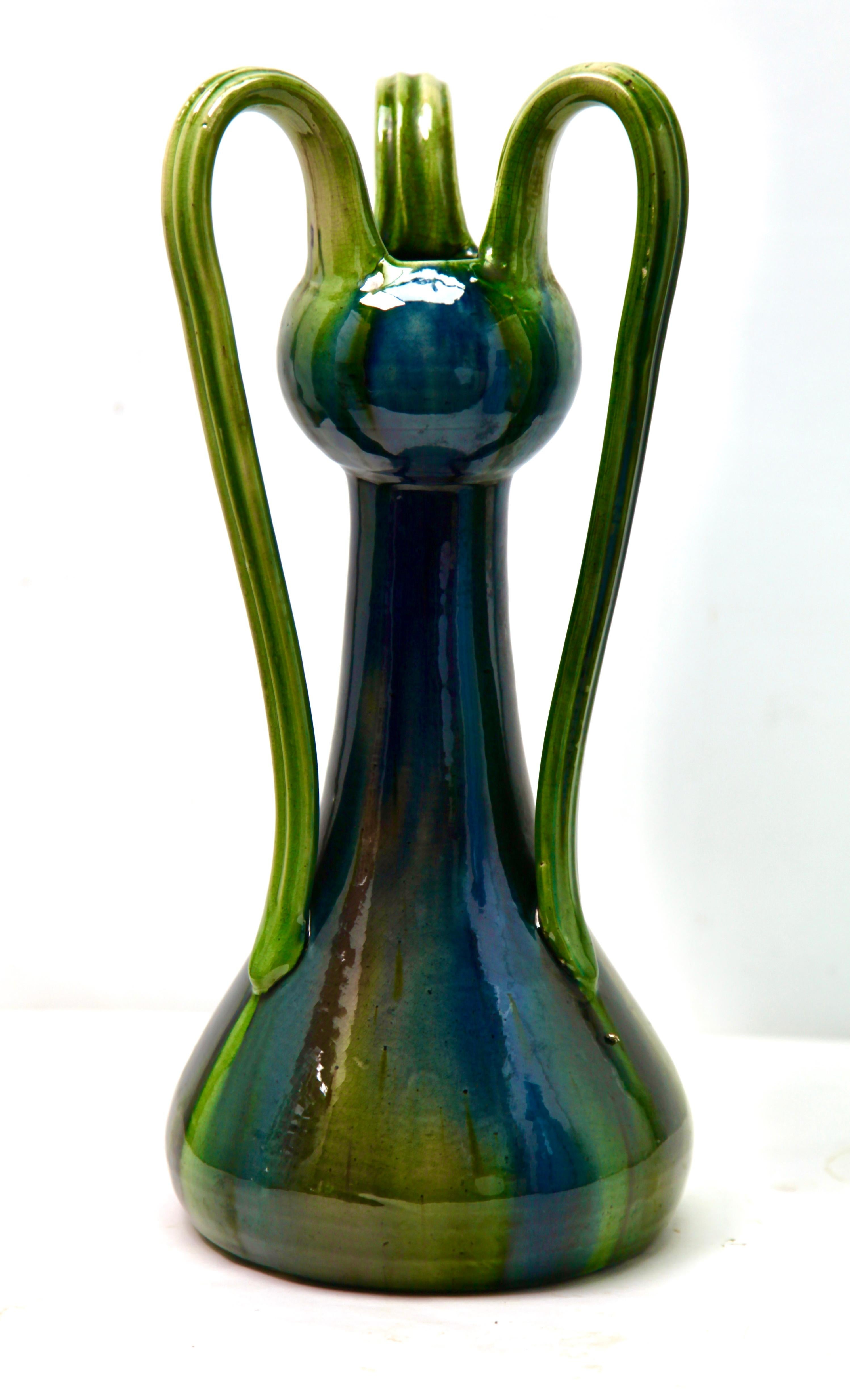 Belge Vase Art nouveau à 3 poignées avec glaçures à gouttes contrôlées en bleu et vert en vente