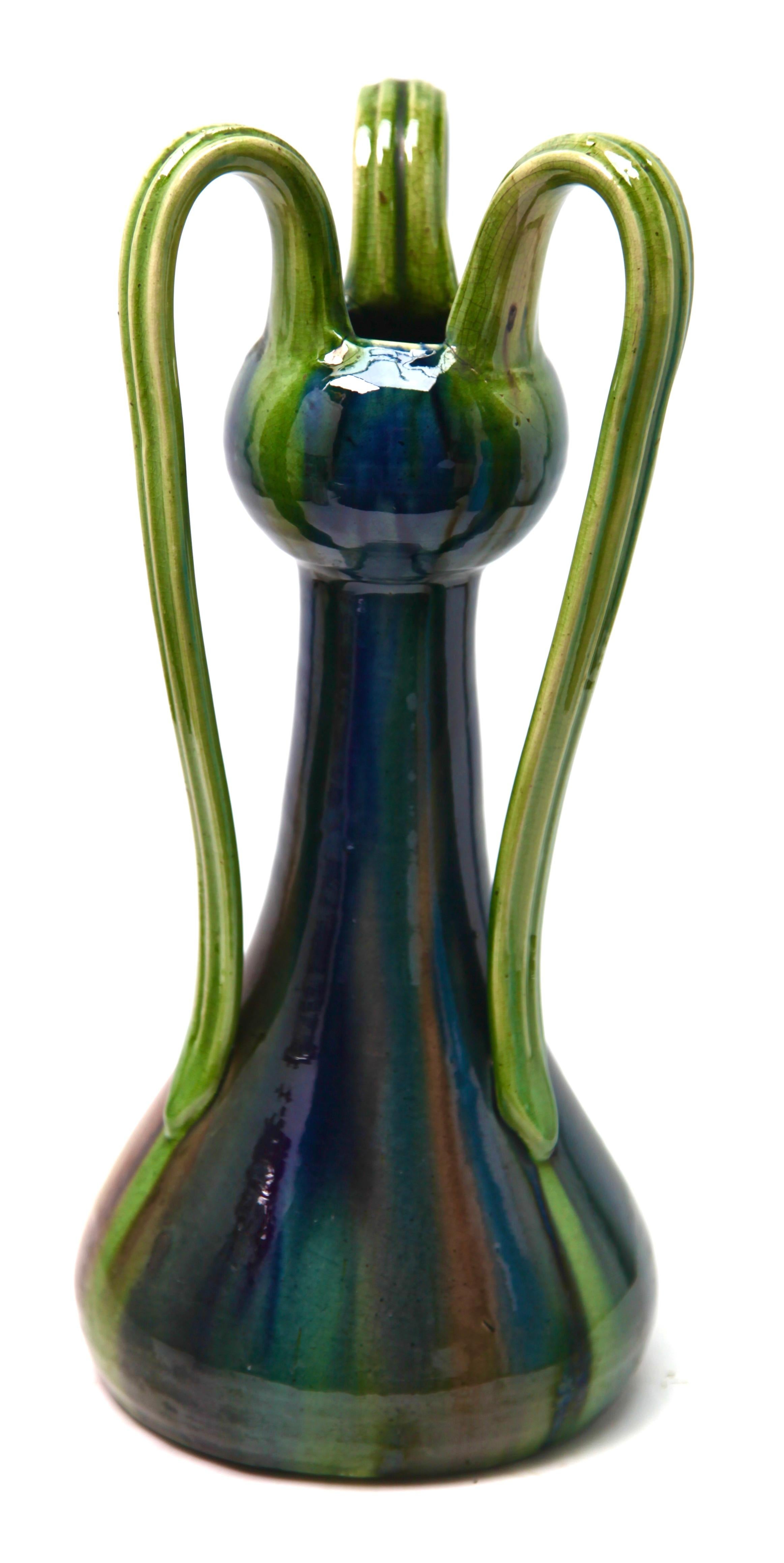 Vernissé Vase Art nouveau à 3 poignées avec glaçures à gouttes contrôlées en bleu et vert en vente