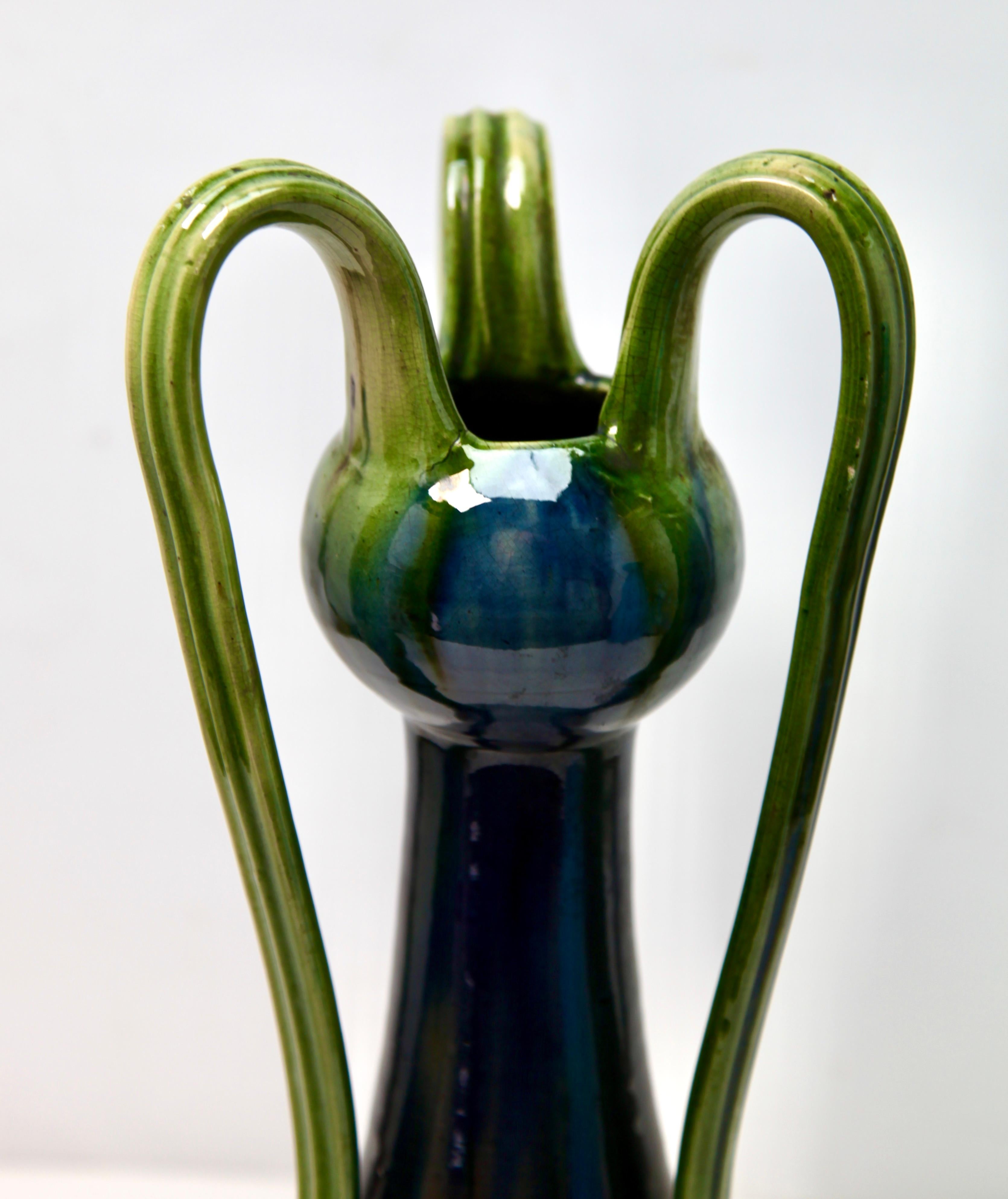 Milieu du XXe siècle Vase Art nouveau à 3 poignées avec glaçures à gouttes contrôlées en bleu et vert en vente