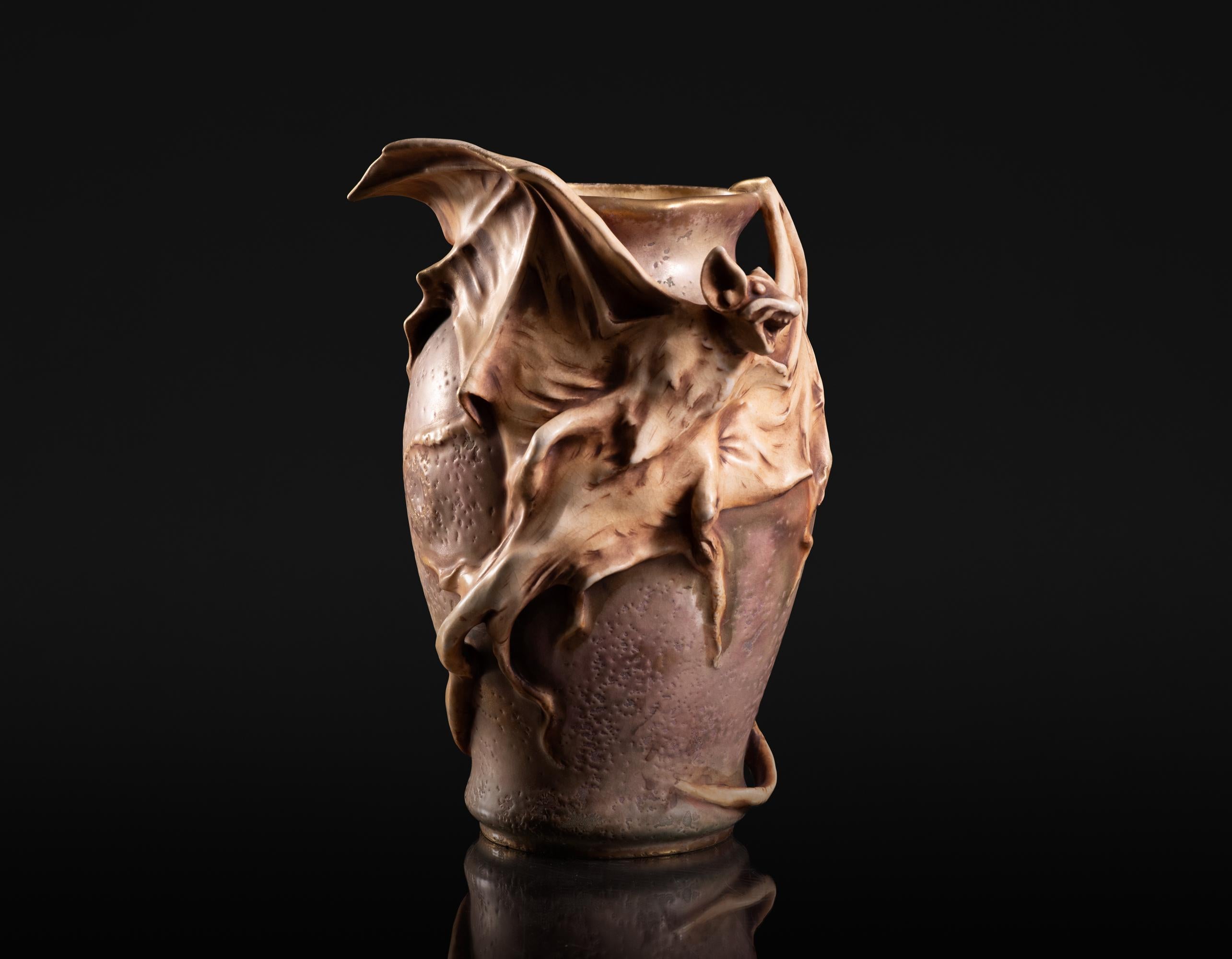 Austriaco Vaso Art Nouveau con pipistrello di Eduard Stellmacher per RStK Amphora in vendita
