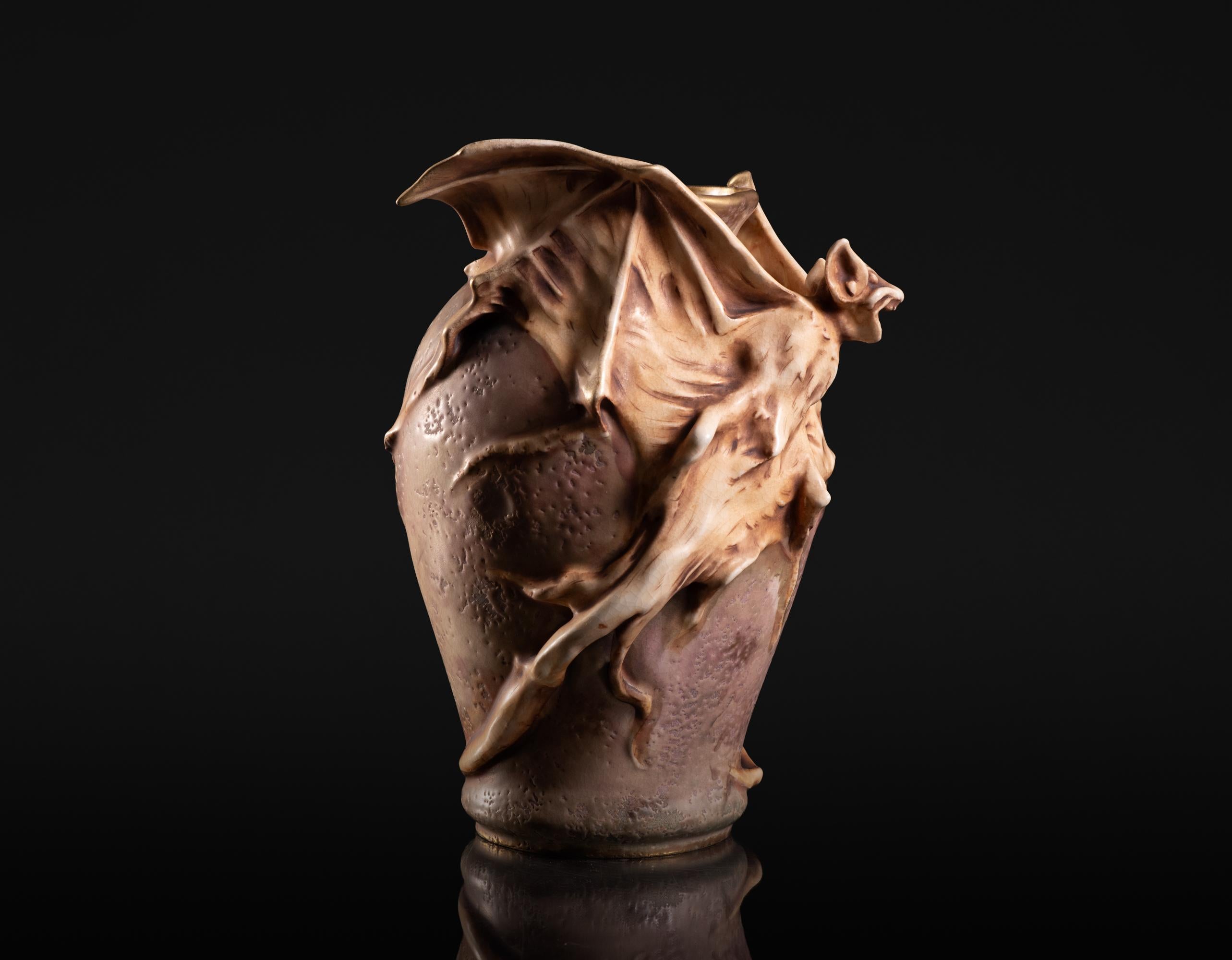 Smaltato Vaso Art Nouveau con pipistrello di Eduard Stellmacher per RStK Amphora in vendita