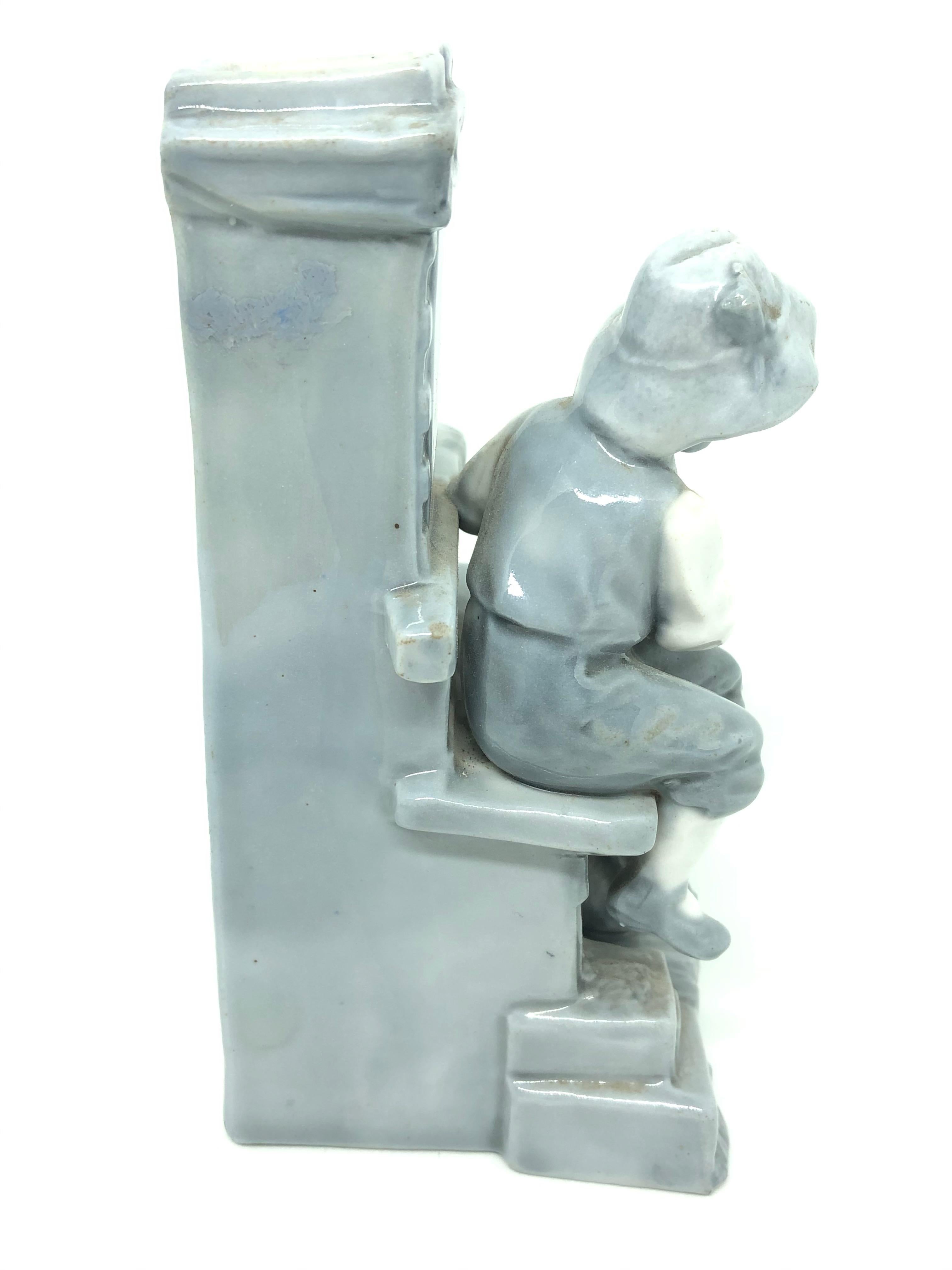 Art Nouveau Vase with Boy on Bench with Dog and Duck, circa 1900 (Deutsch)