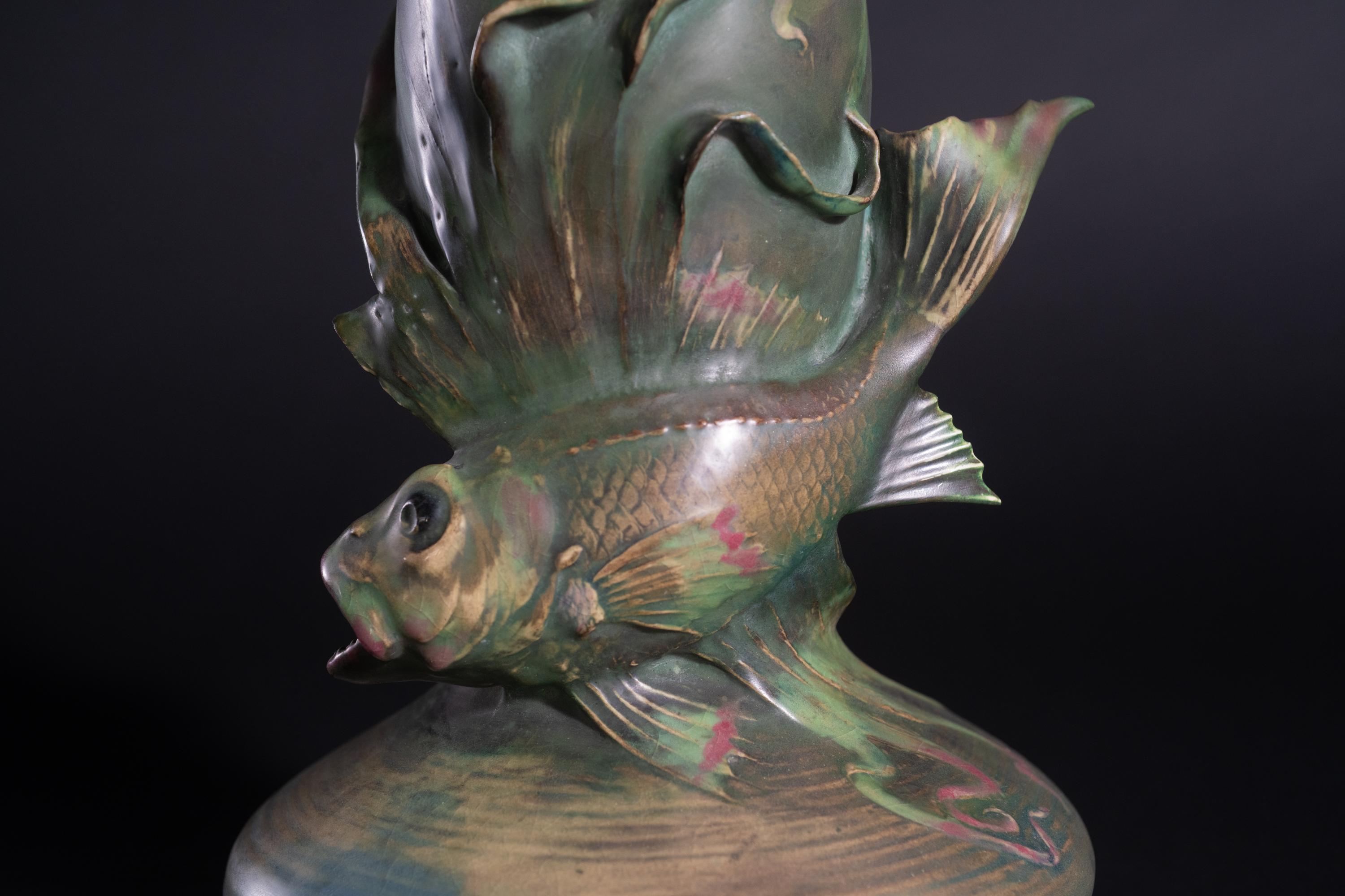 Jugendstilvase im Jugendstil mit exotischem Fisch von Eduard Stellmacher für RStK Amphora im Angebot 1