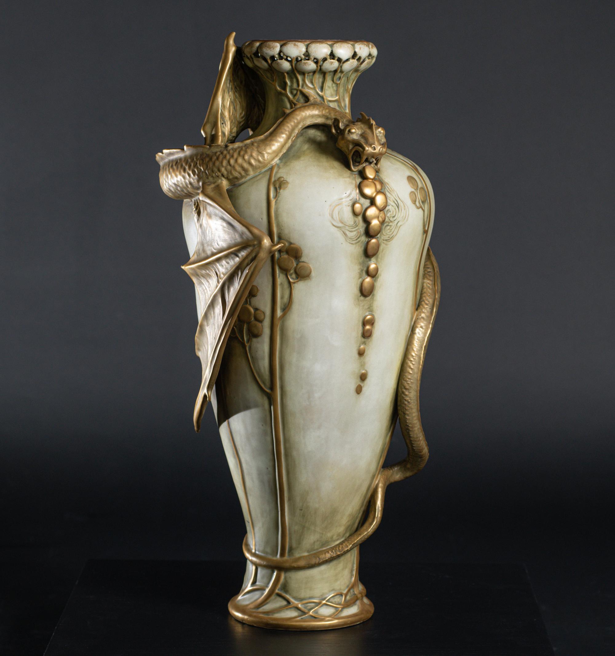 Autrichien Vase Art nouveau avec dragon féroce de Stellmacher & Dachsel pour RStK Amphora en vente