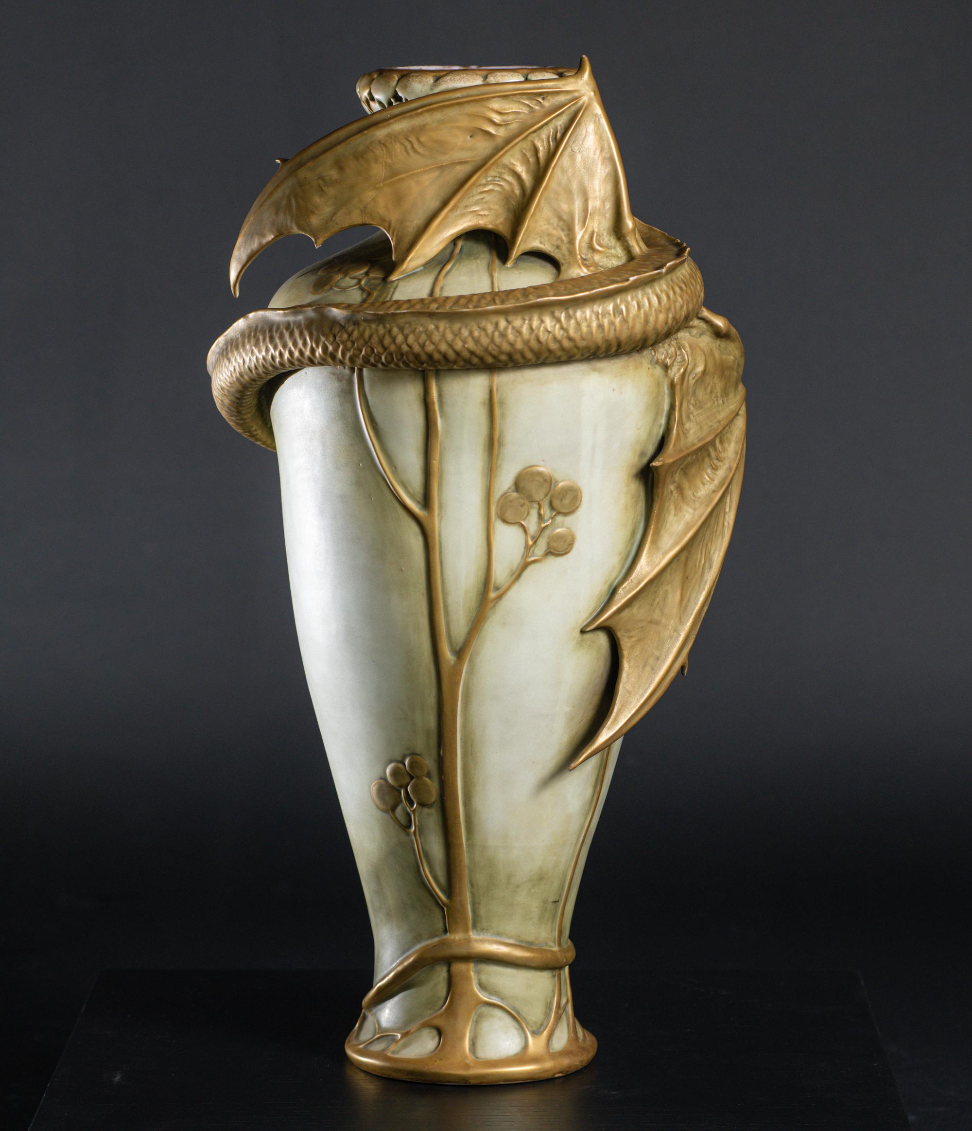 Doré Vase Art nouveau avec dragon féroce de Stellmacher & Dachsel pour RStK Amphora en vente