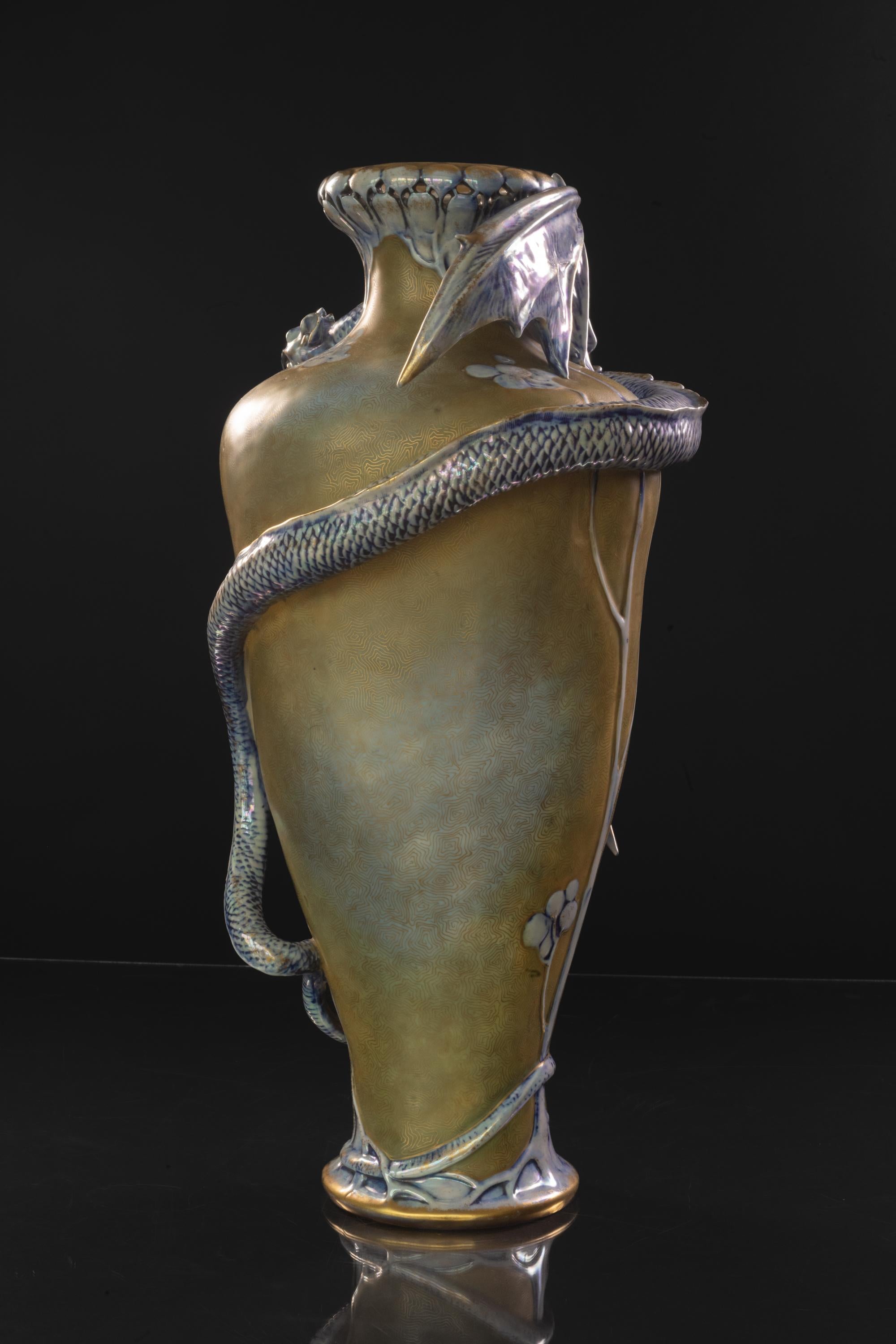 Fine XIX secolo Vaso Art Nouveau con drago infuocato di Stellmacher & Dachsel per RStK Amphora in vendita