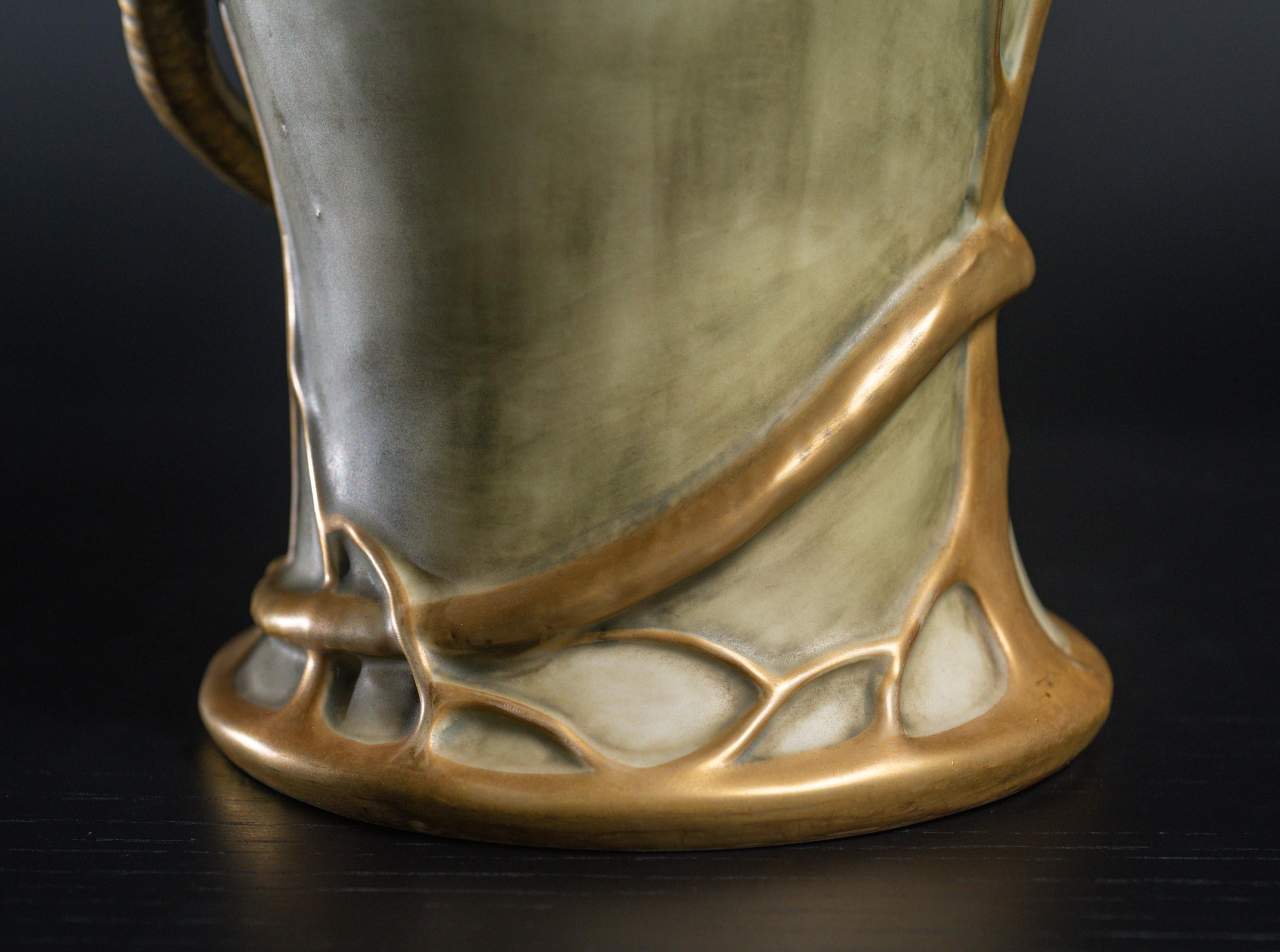 Porcelaine Vase Art nouveau avec dragon féroce de Stellmacher & Dachsel pour RStK Amphora en vente