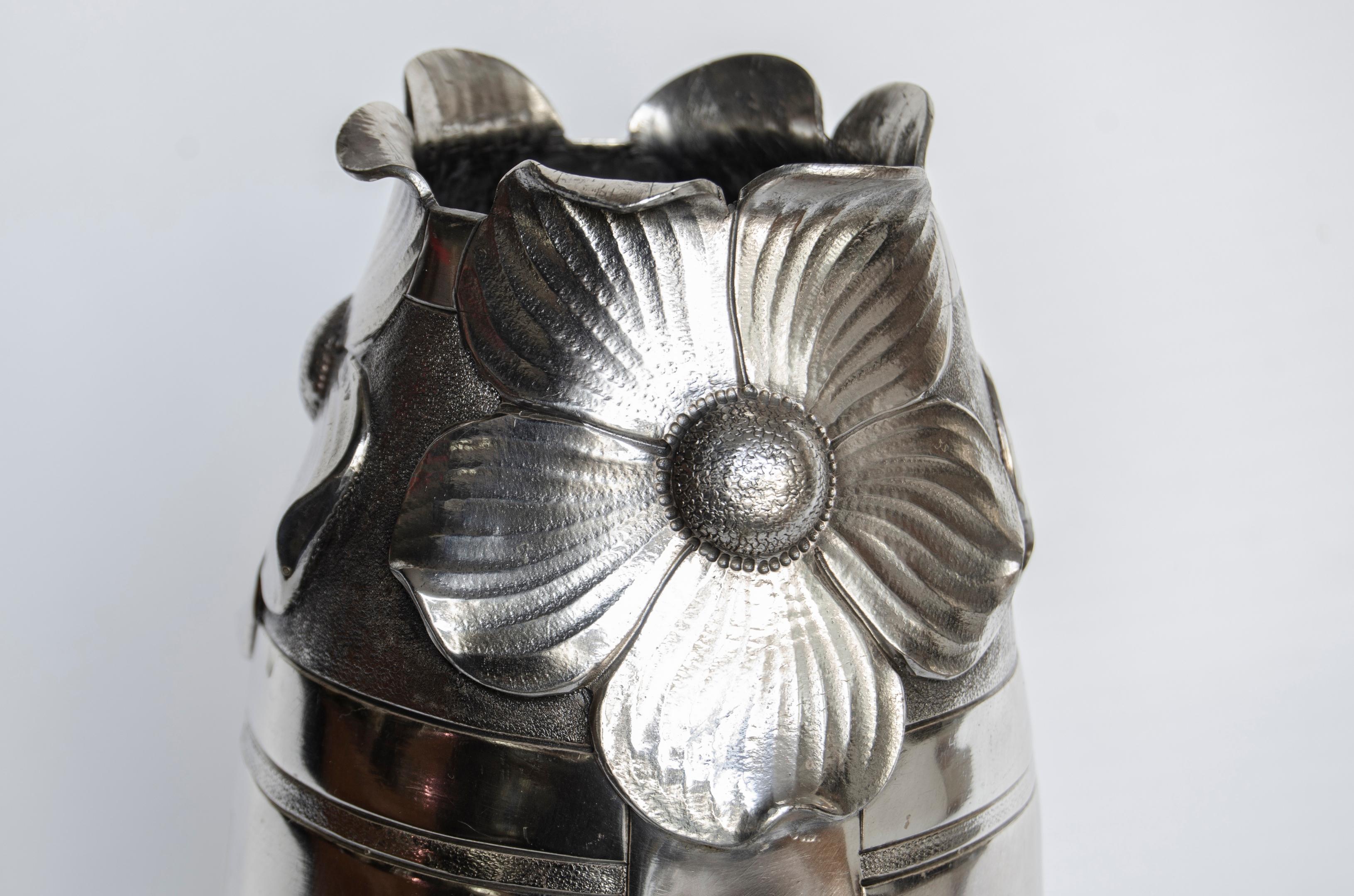 Art Nouveau vase with flowers (Andre villien) 
electroplated tin
small chip in one of its flowers
circa 1900 Good condition with natural wear
stamp of origin and signature
A, villien Paris.
Art nouveau, modernist art or modernism was an