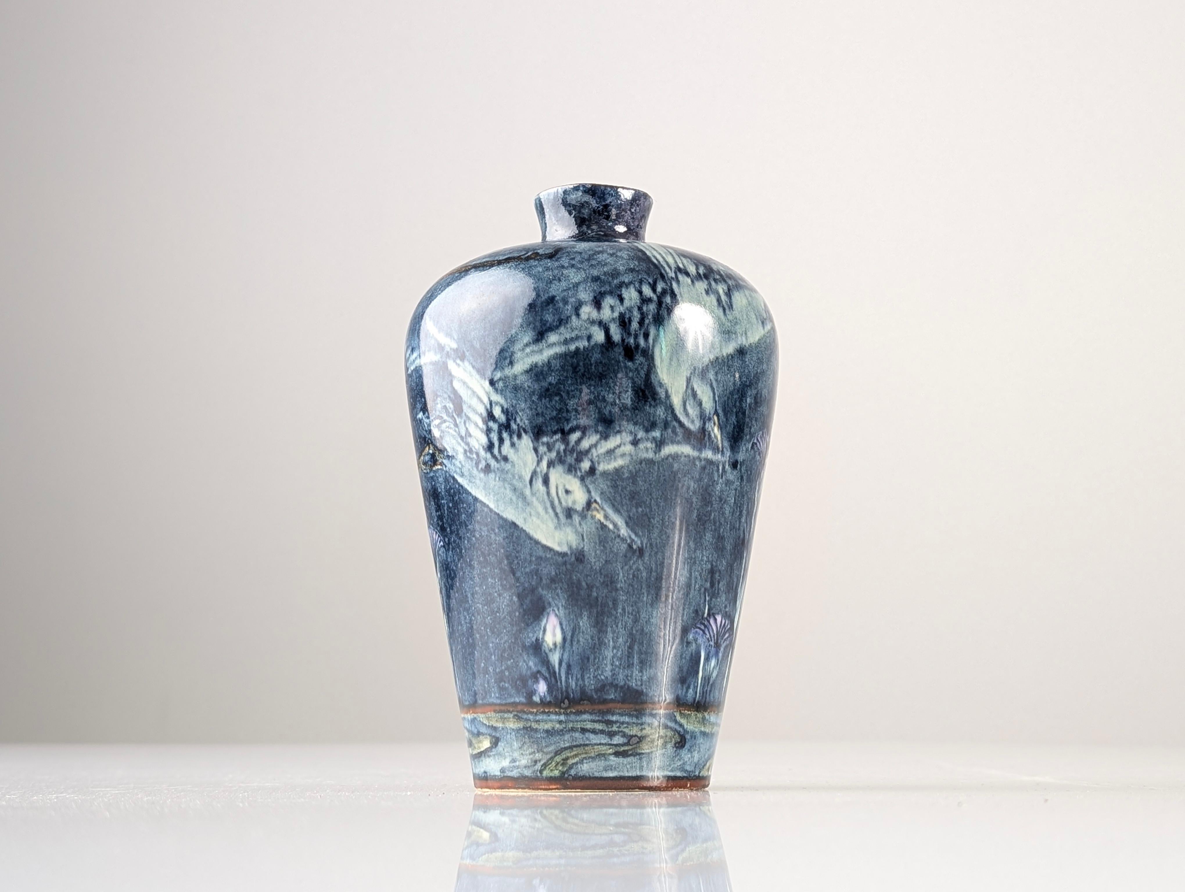 Eccezionale vaso in ceramica Art Nouveau di Jan Willem Mijnlieff, fondatore e maestro ceramista di Fayence- en Tegelfabriek Holland, l'iconica fabbrica di Utrecht attiva tra il 1893 e il 1920. Il suo design raffigura degli aironi in pieno volo su un