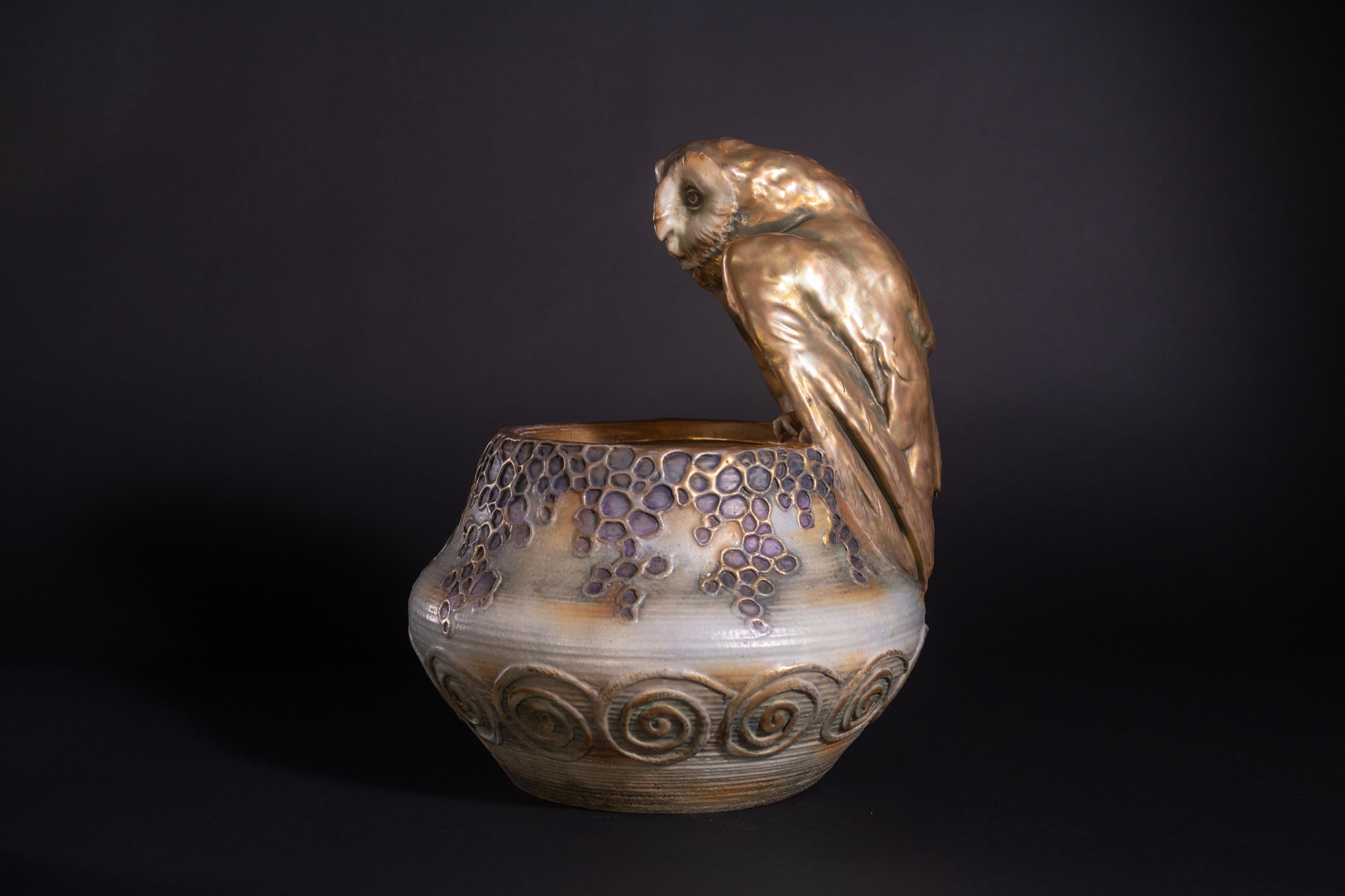 Autrichien Vase Art nouveau avec hibou par Eduard Stellmacher pour RStK Amphora en vente