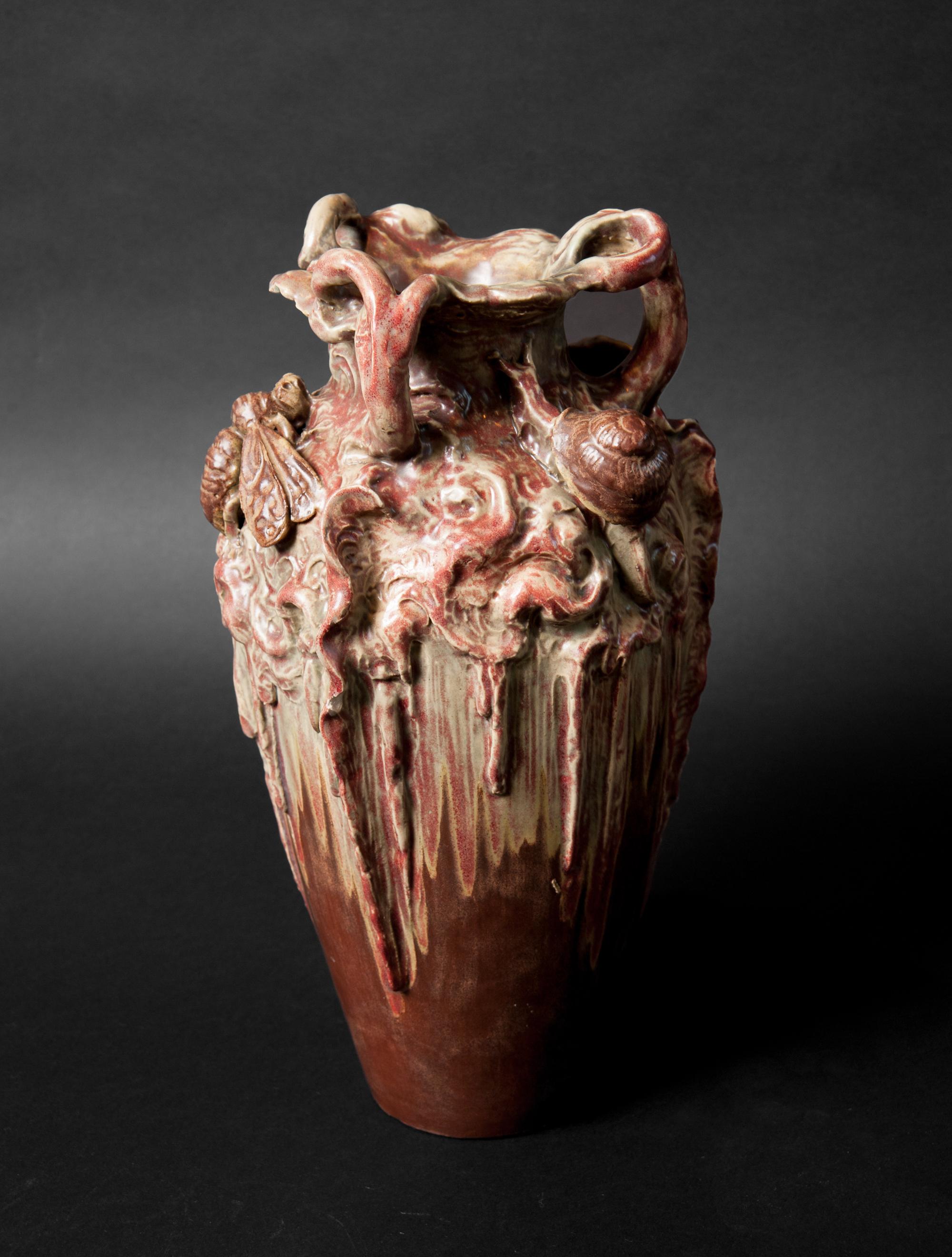 Jugendstilvase im Jugendstil mit Schnecken und Moths, Schule von George Hoentschel (Glasiert)