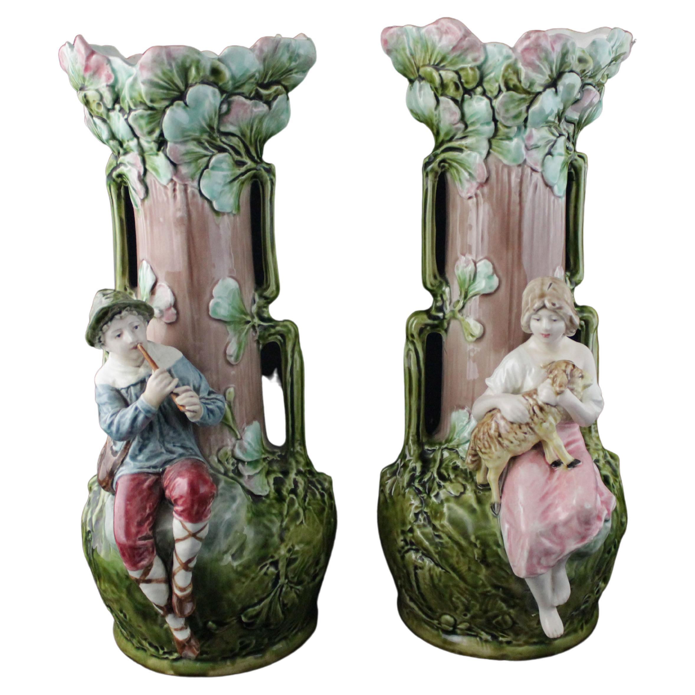 Vasen im Jugendstil mit Kindern und Laub, Cecoslovakien, 1900er Jahre, 2er-Set