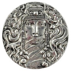 Broche portrait féminin en voile Art nouveau de Rine Pewter