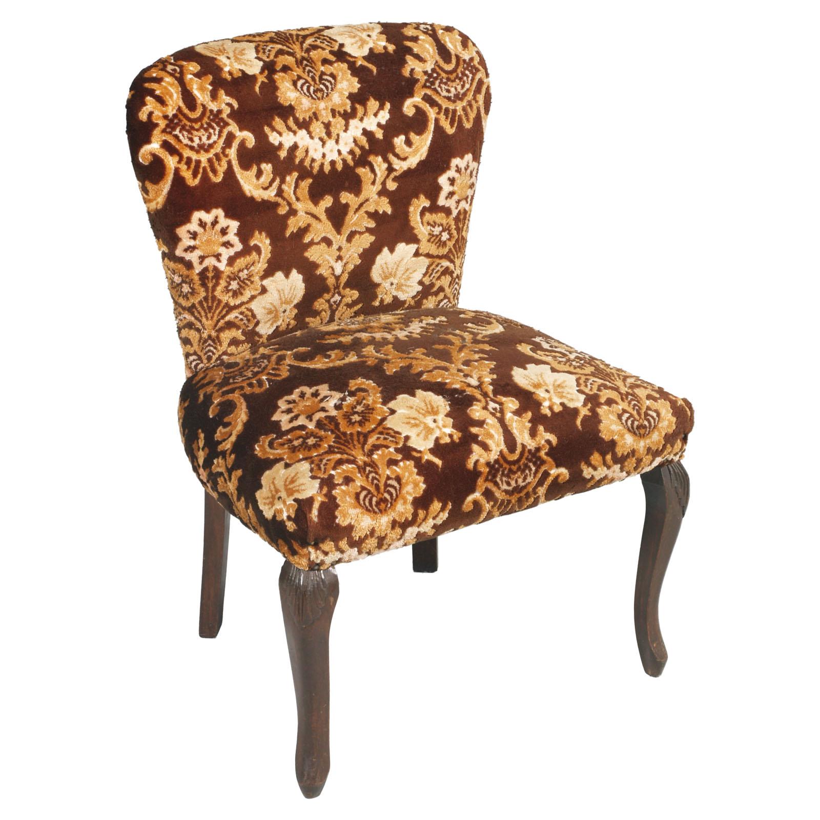 Art Nouveau age, original pair of  Venetian bedroom chairs with footstool upholstered in  original Fortuny damask velvet in good condition wax-polished and sanitized
Measures chairs cm: H 75/45, W 53, D 50
Measures pouf cm: H 45, W 47, D