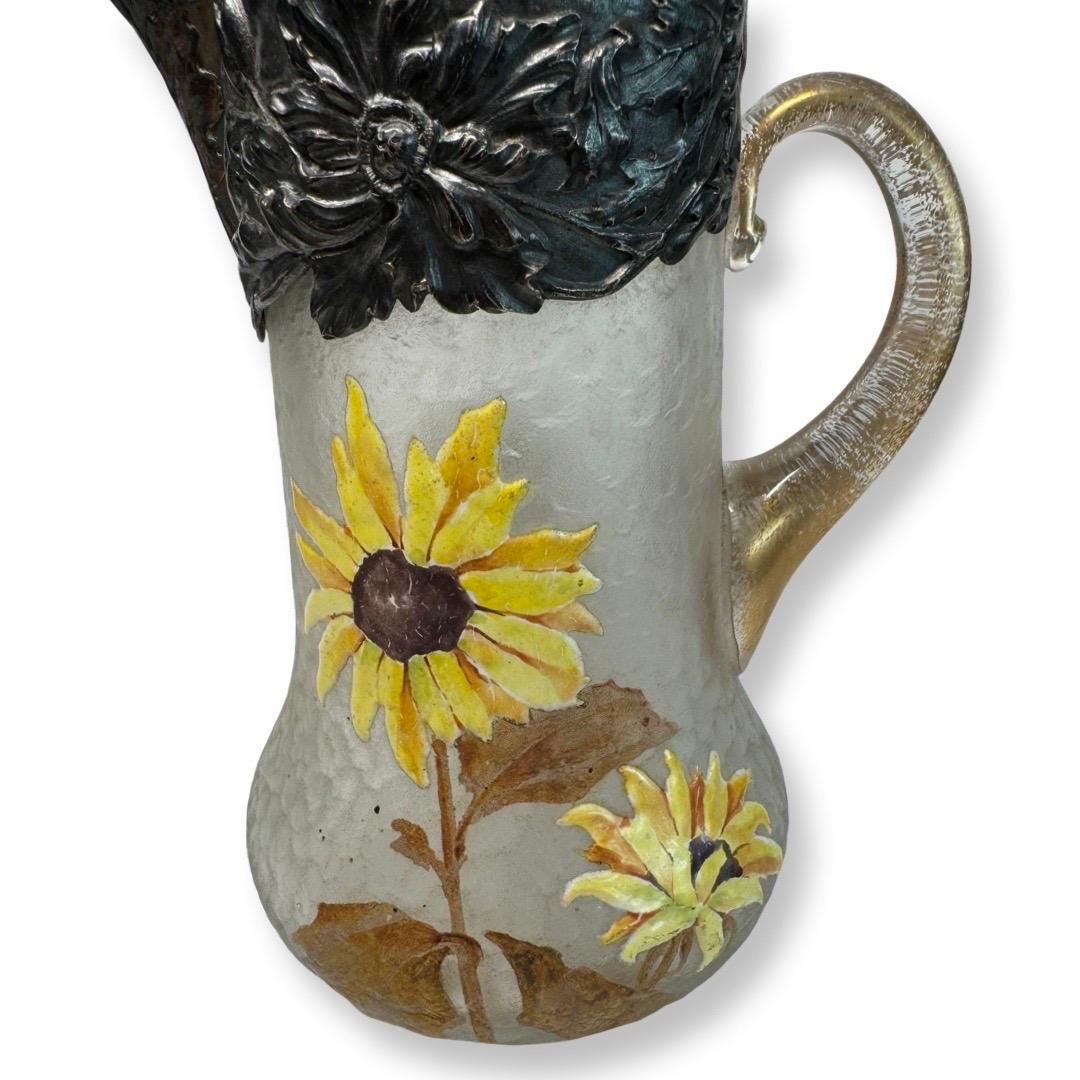 Esta exquisita jarra de finales del siglo XIX está elaborada en estilo Art Nouveau por el célebre maestro francés Victor Saglier (1809-1894), célebre por sus excepcionales aportaciones a las artes decorativas. La estética Art Nouveau se refleja de
