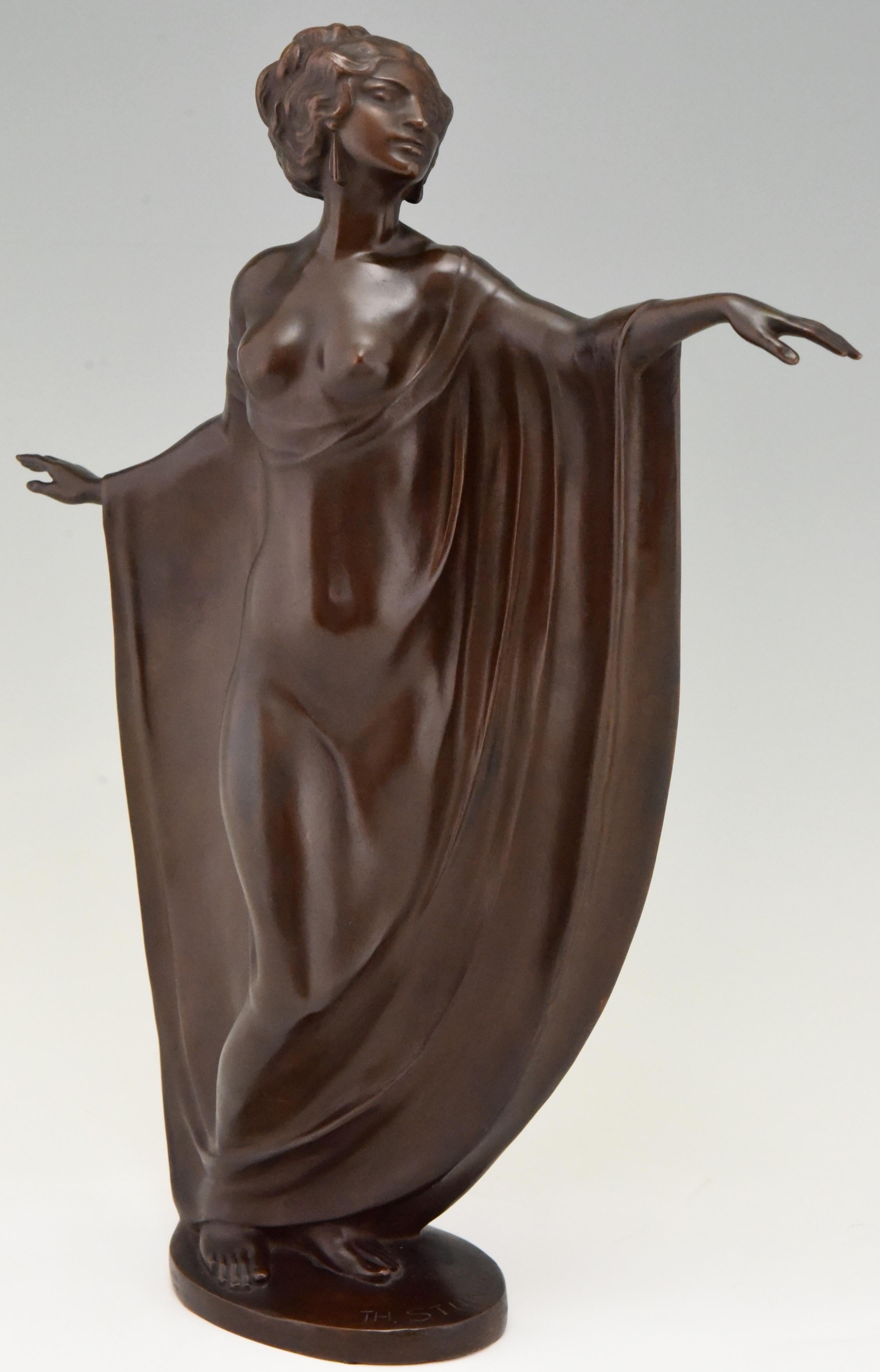 Elegante Jugendstil-Bronzeskulptur einer drapierten halbnackten Tänzerin, signiert von Theodor Stundl, Österreich, 1875-1934
Mit Gießereiprüfzeichen.
Die Bronze hat eine schöne, satte braune Patina und steht auf einem ovalen Bronzesockel.