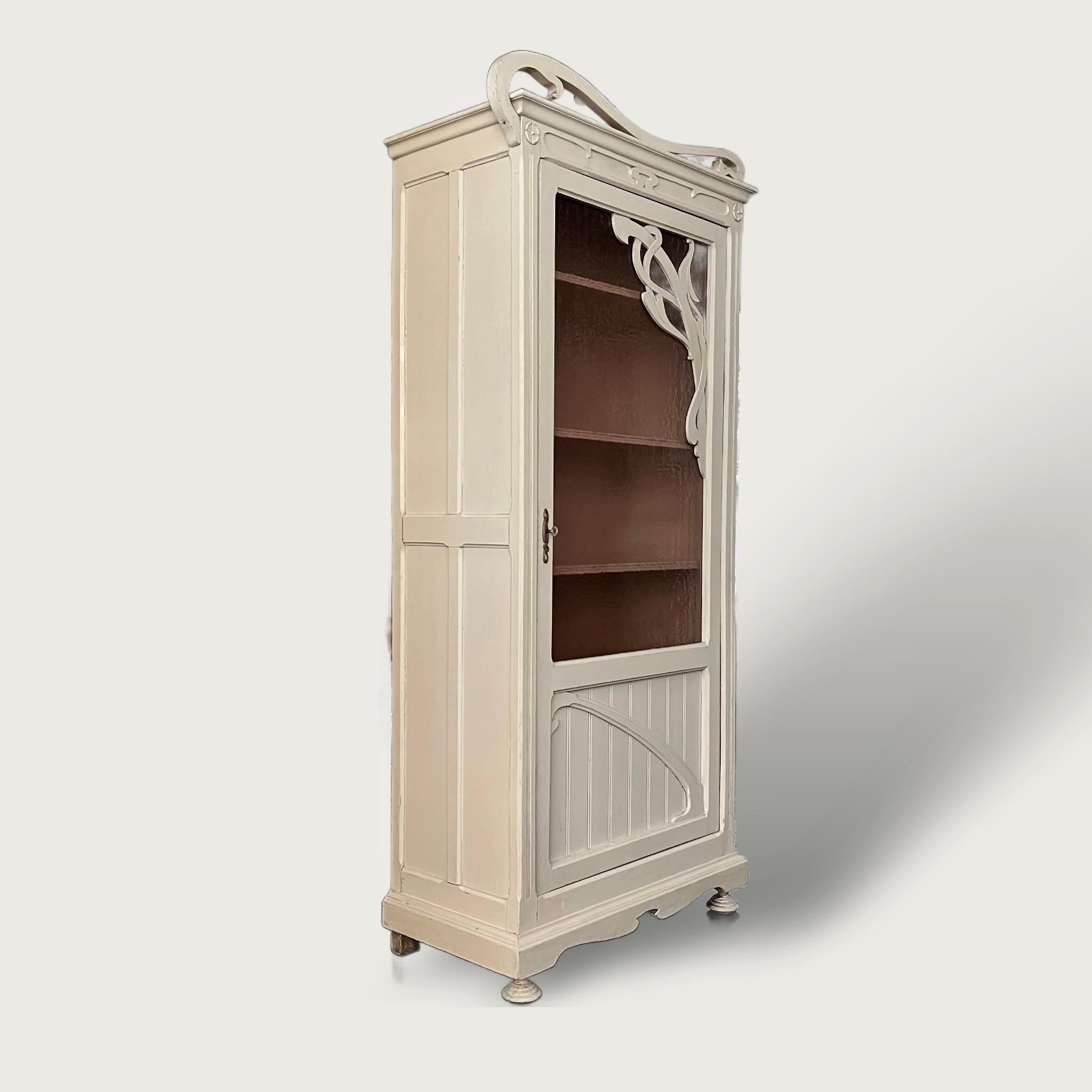 Un raro mobile Art Nouveau con linee ondulate, spesso definite 