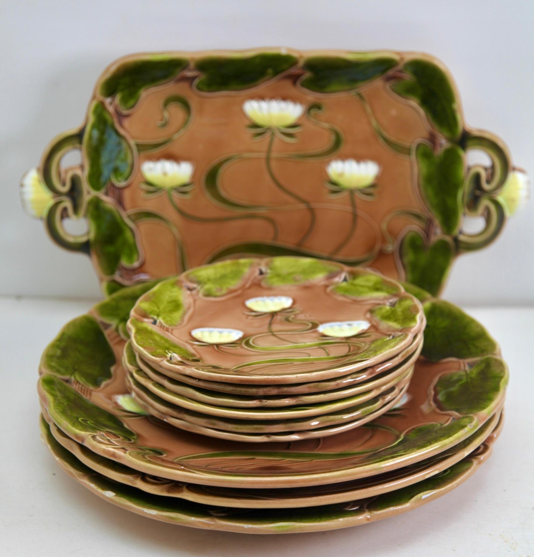 Art Nouveau Villeroy et Boch Stamp Schramberg Majolica, Water Lily Pattern, Dish and 9 assiettes. 
Majolica is a type of earthenware, decorated Water Lily with coloured lead glazes. 
Victorian Majolica was made between 1849 and 1900.

Measure: